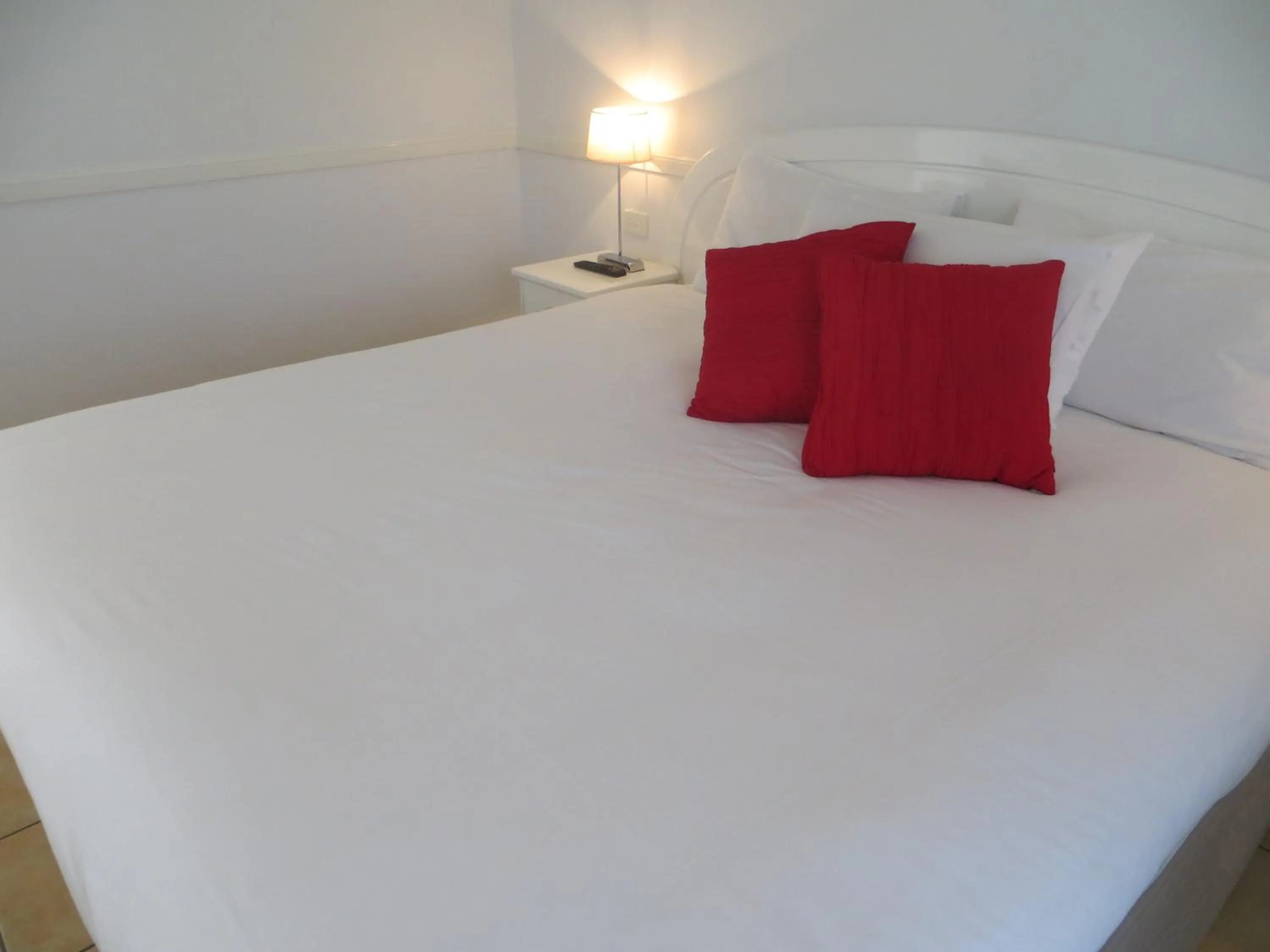 Bed in Heritage Lodge Motel