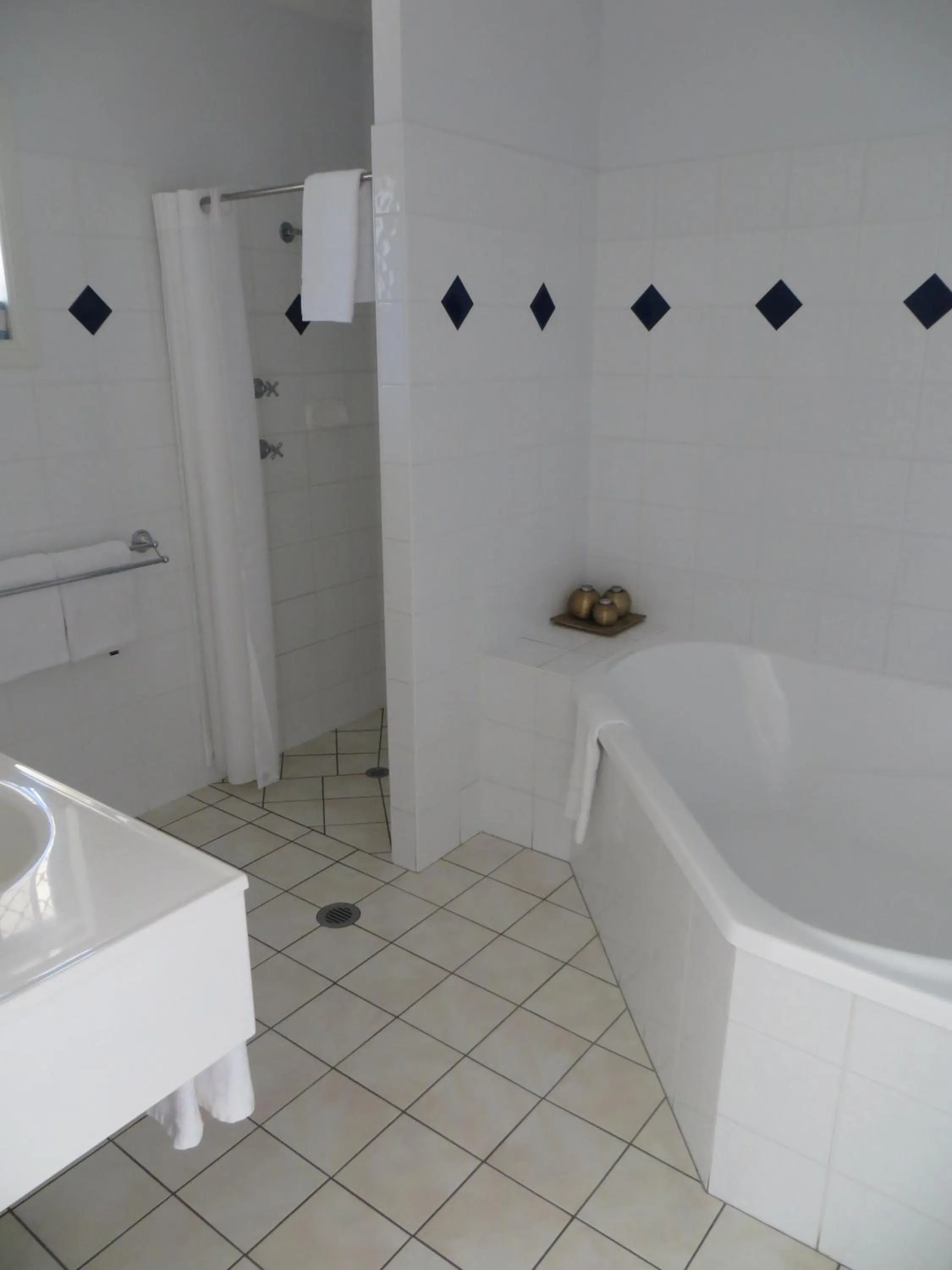 Bathroom in Heritage Lodge Motel