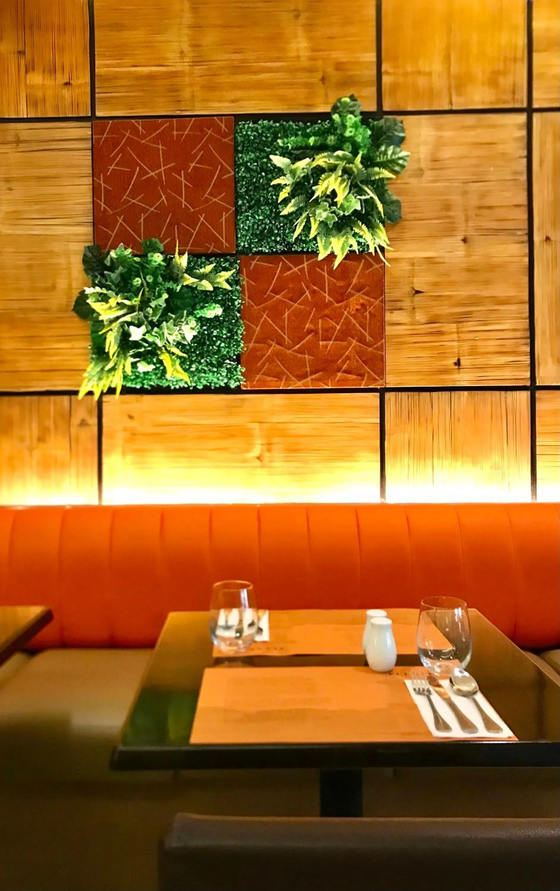 Restaurant/places to eat in Rajah Park Hotel by Hiverooms