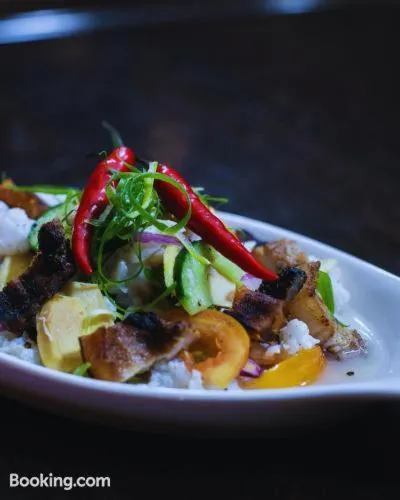 Restaurant/places to eat in Rajah Park Hotel by Hiverooms