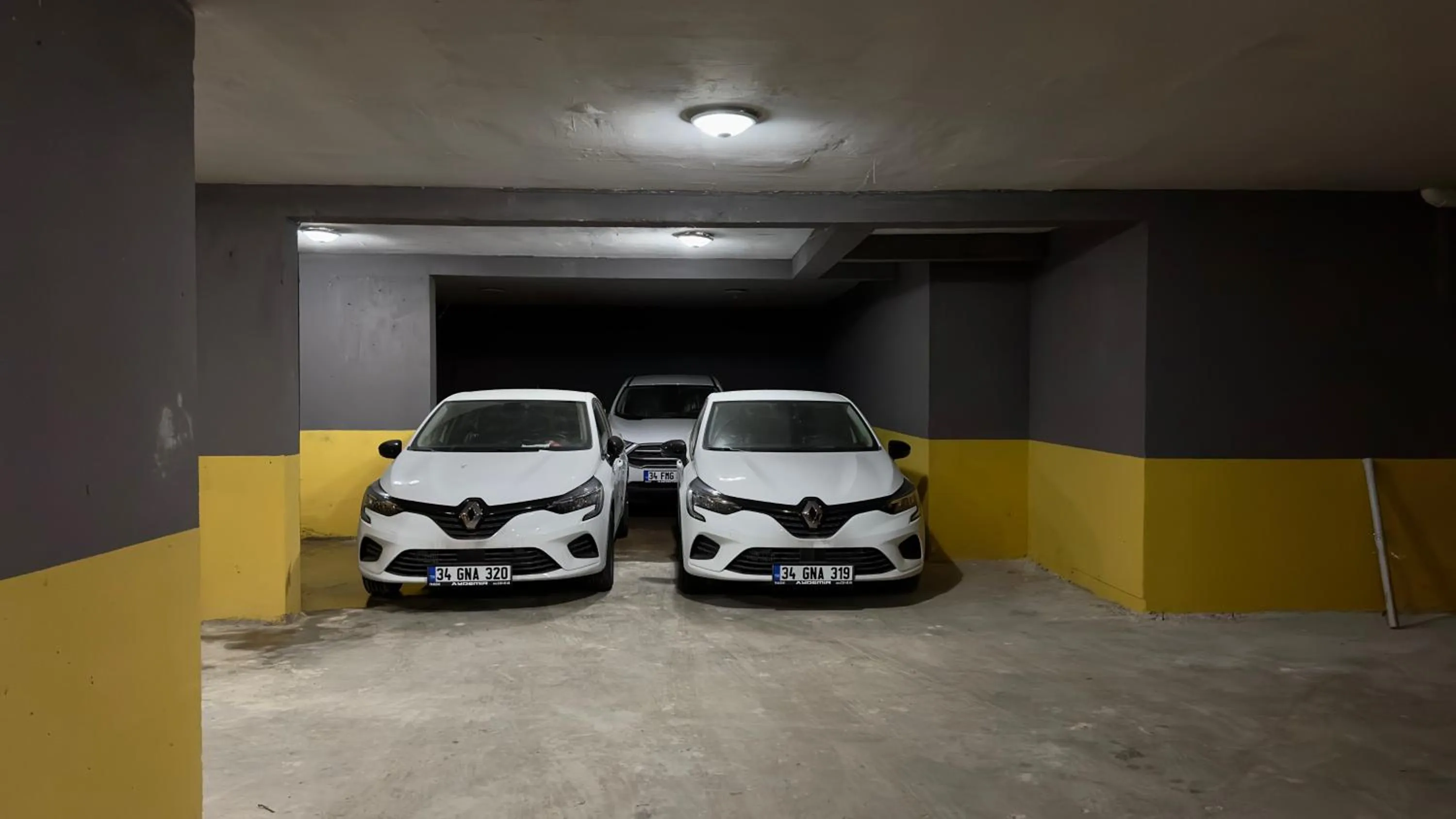 Parking in Yusra Apart Otel