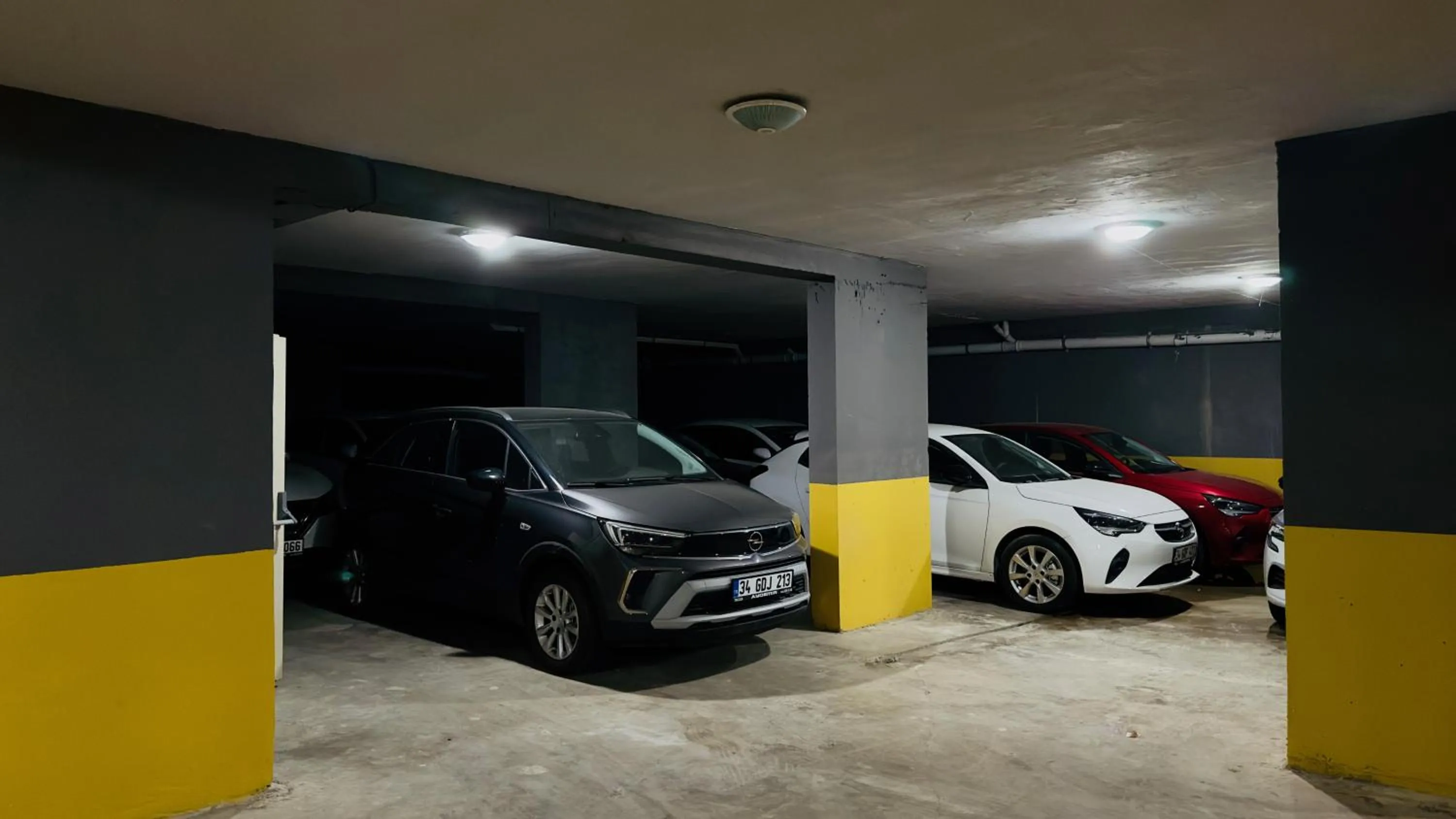 Parking in Yusra Apart Otel