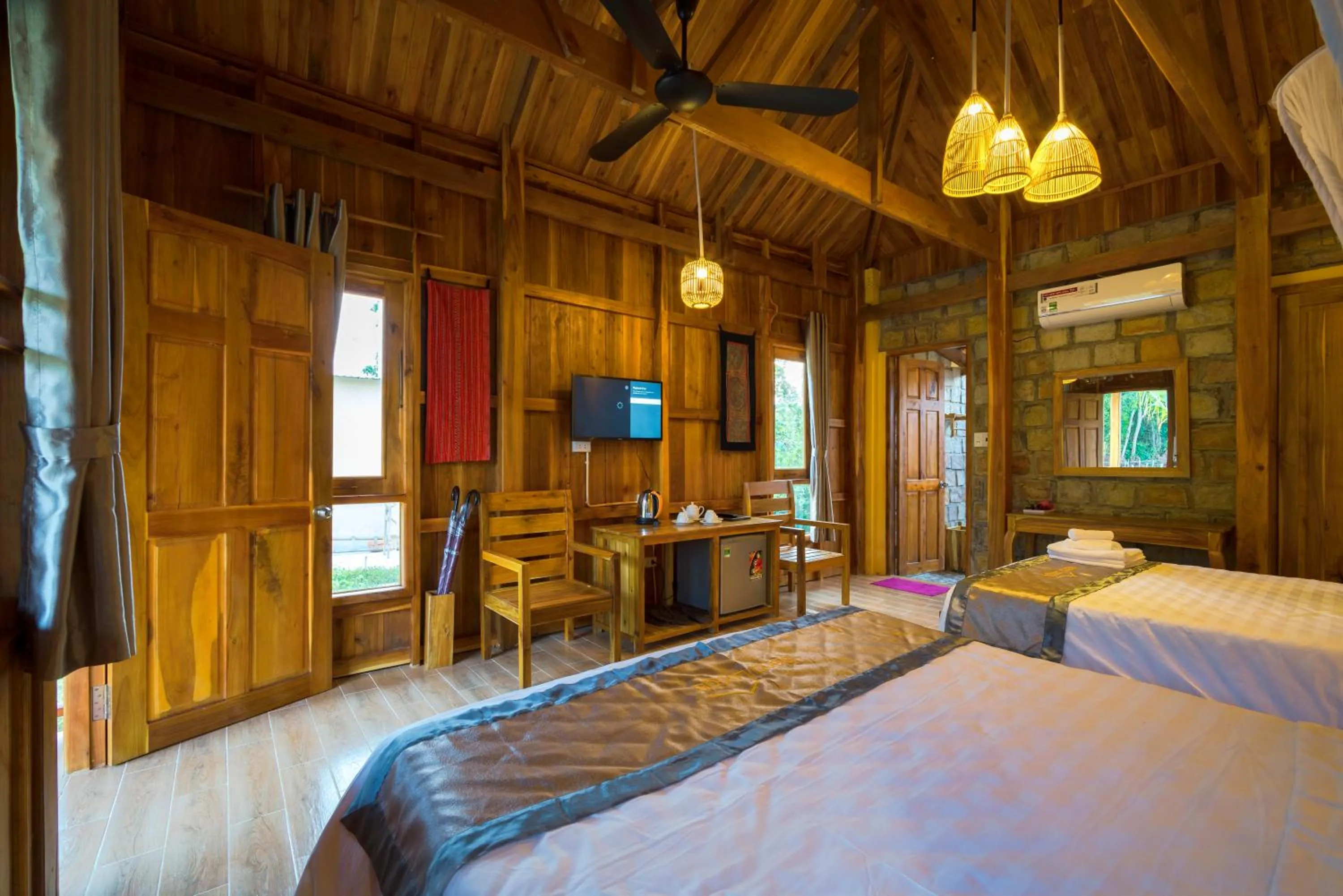 Photo of the whole room, Bed in Island Lodge