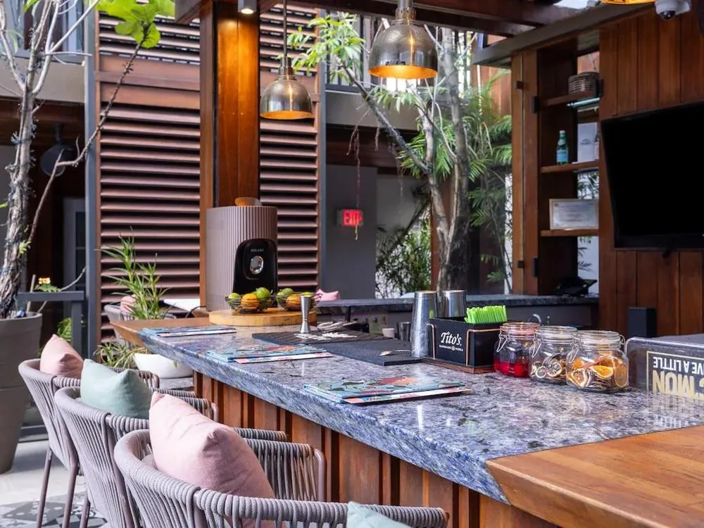 Drinks in Lennox Miami Beach