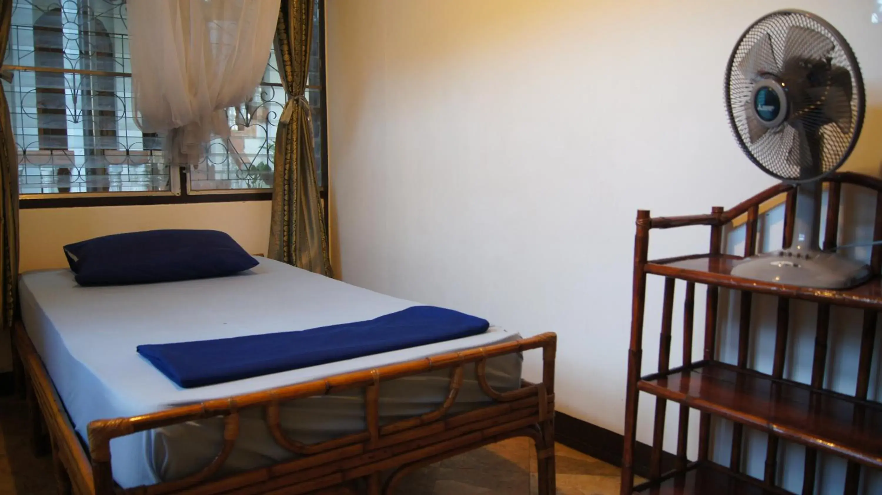 Basic Single Room with Shared Bathroom in Mut Mee Garden Guest House Basic Single Room with Shared Bathroom in Mut Mee Garden Guest House