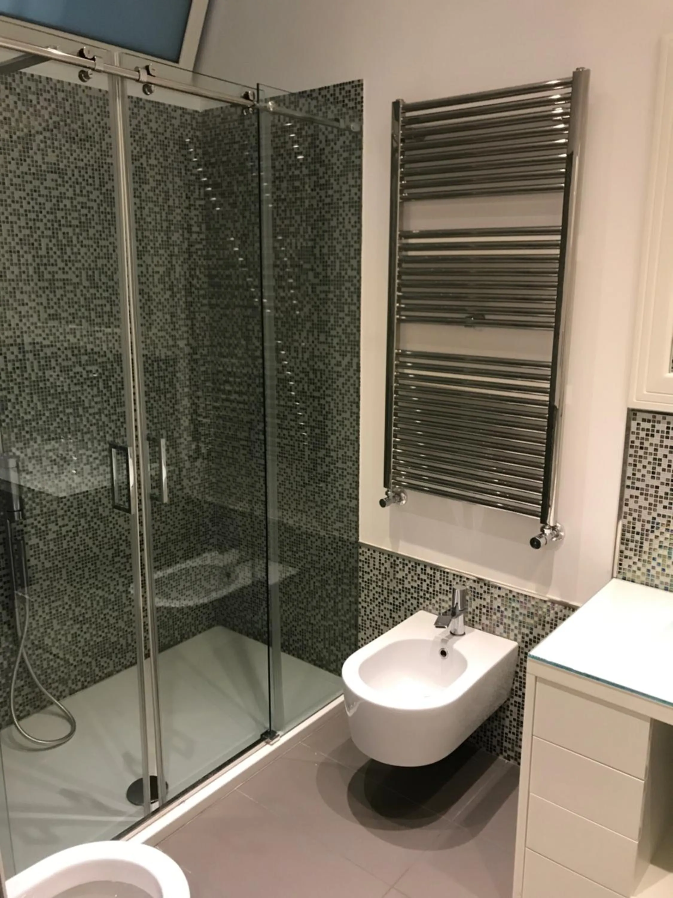 Shower in ROOM 110 BARI -guesthouse-