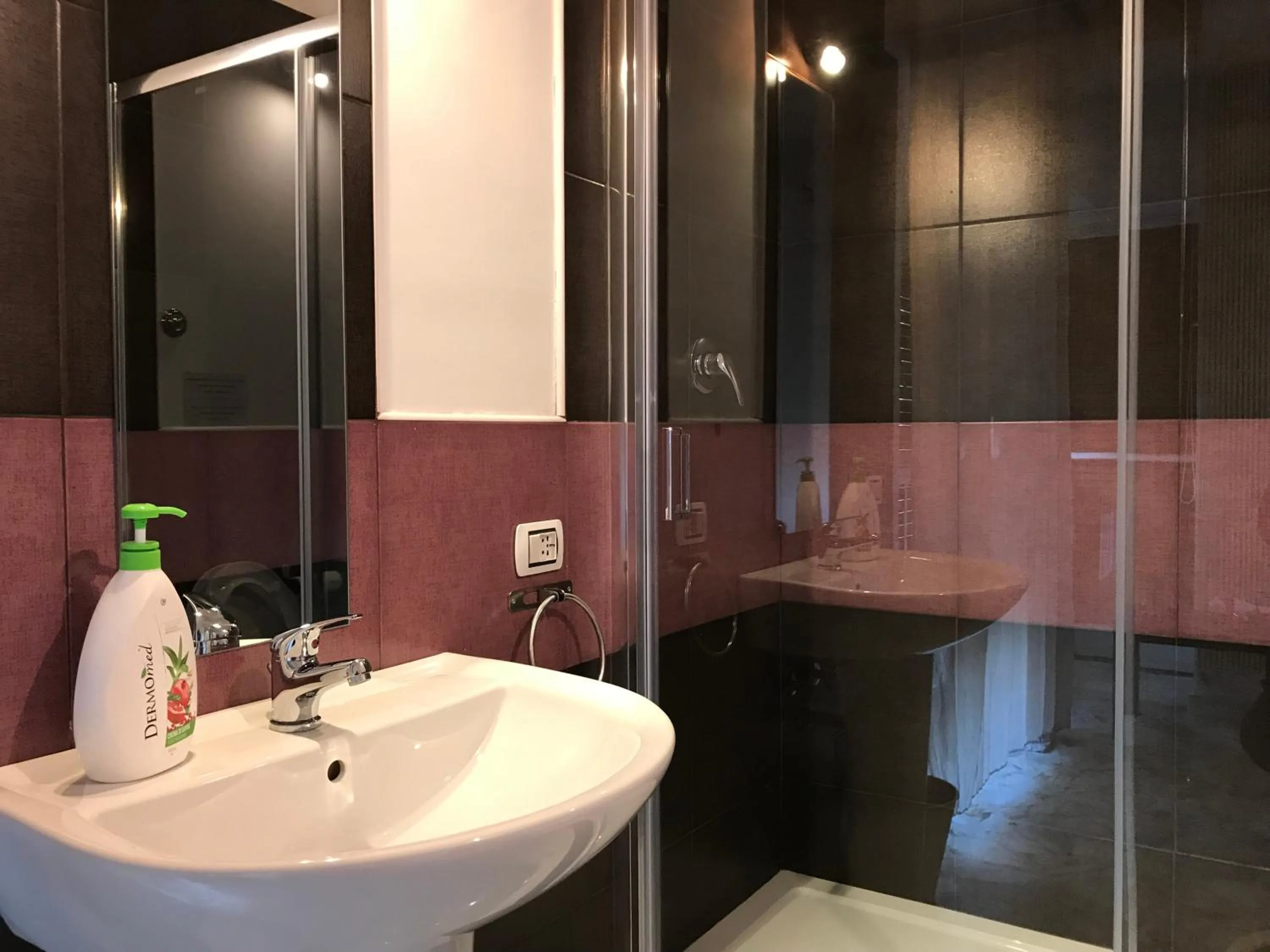 Shower in ROOM 110 BARI -guesthouse-