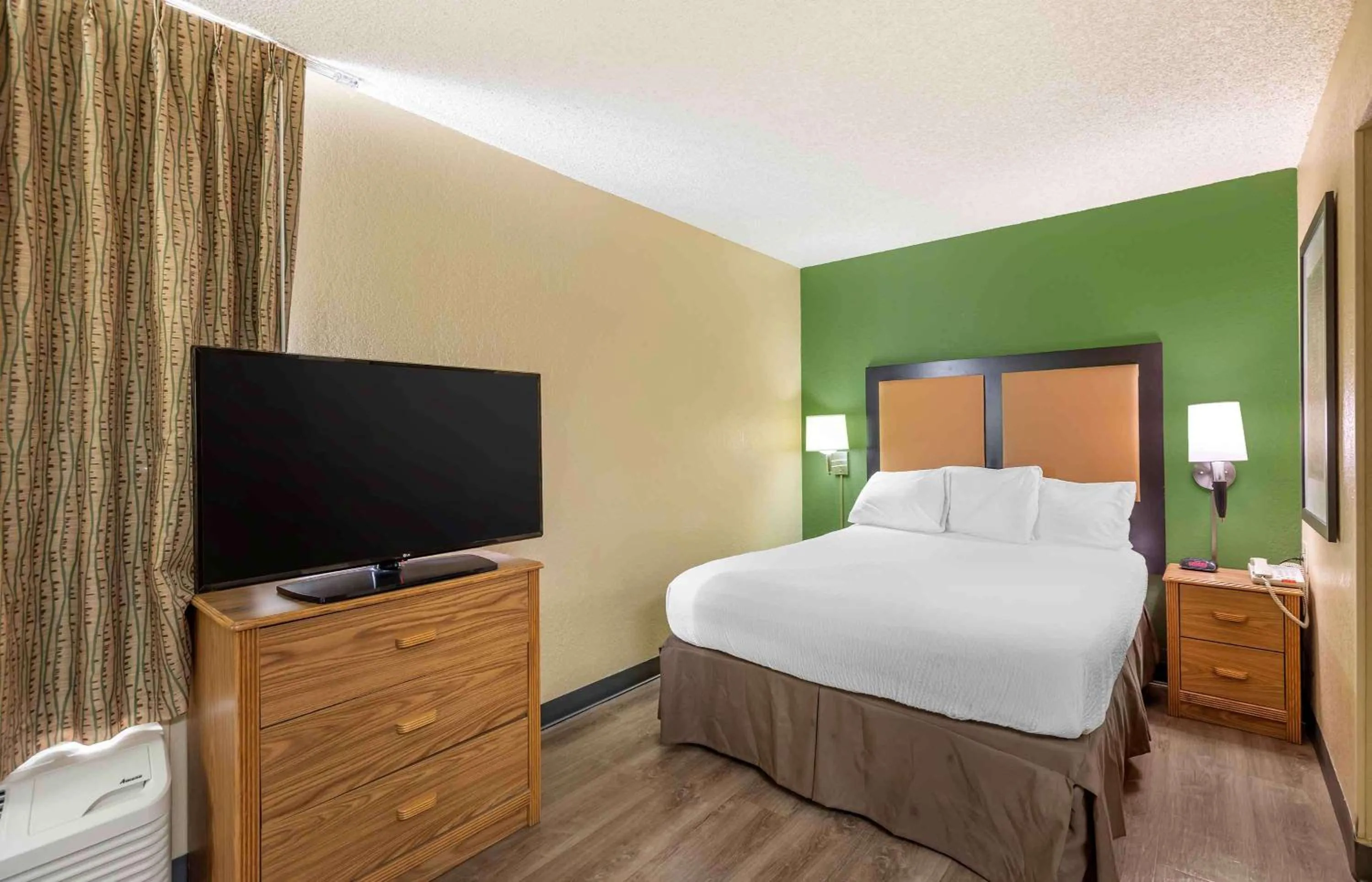 Bedroom, Bed in Extended Stay America Select Suites - Orlando - Lake Mary - 1040 Greenwood Blvd