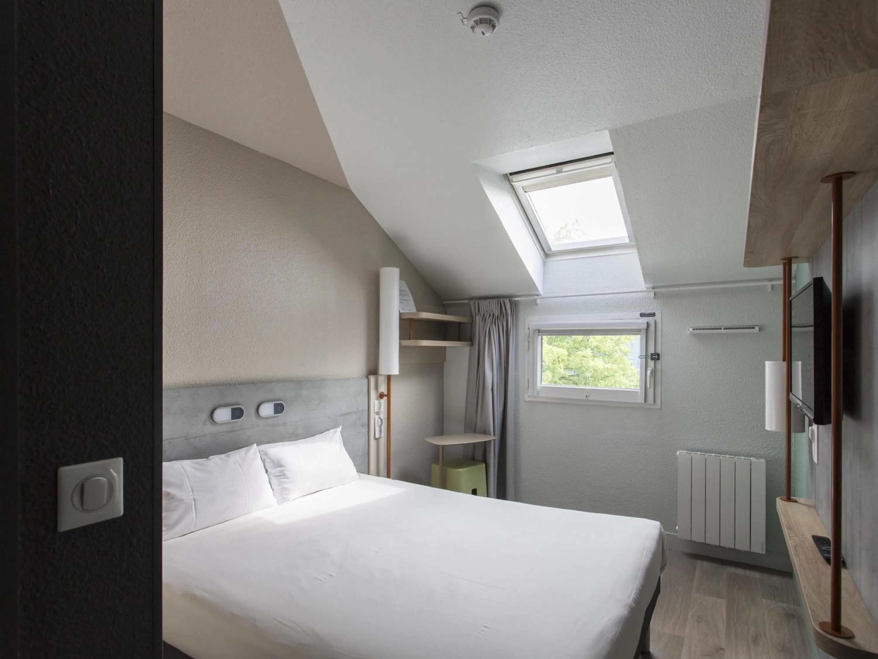 Bedroom, Bed in ibis budget Senlis