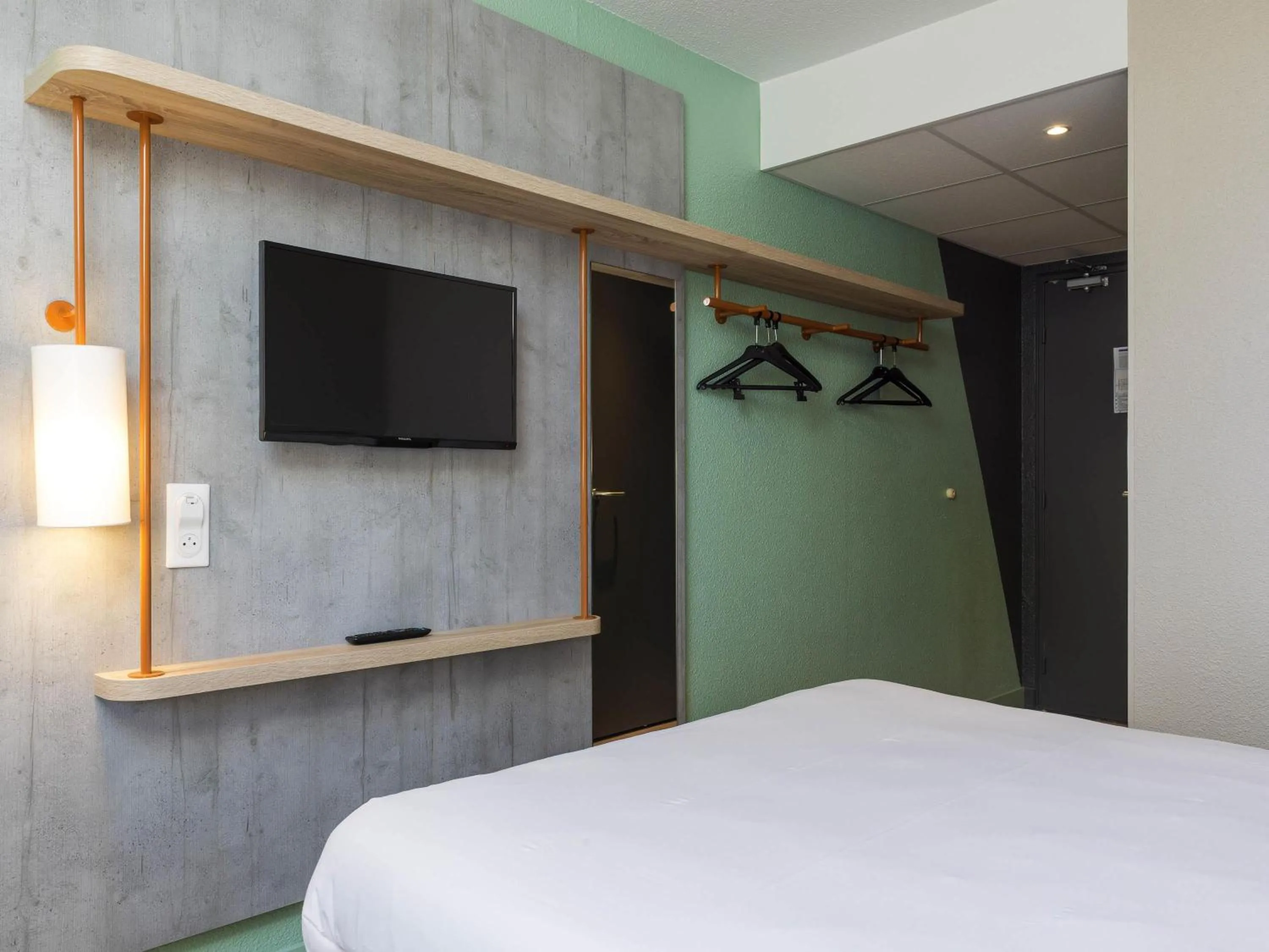 Bedroom, Bed in ibis budget Senlis