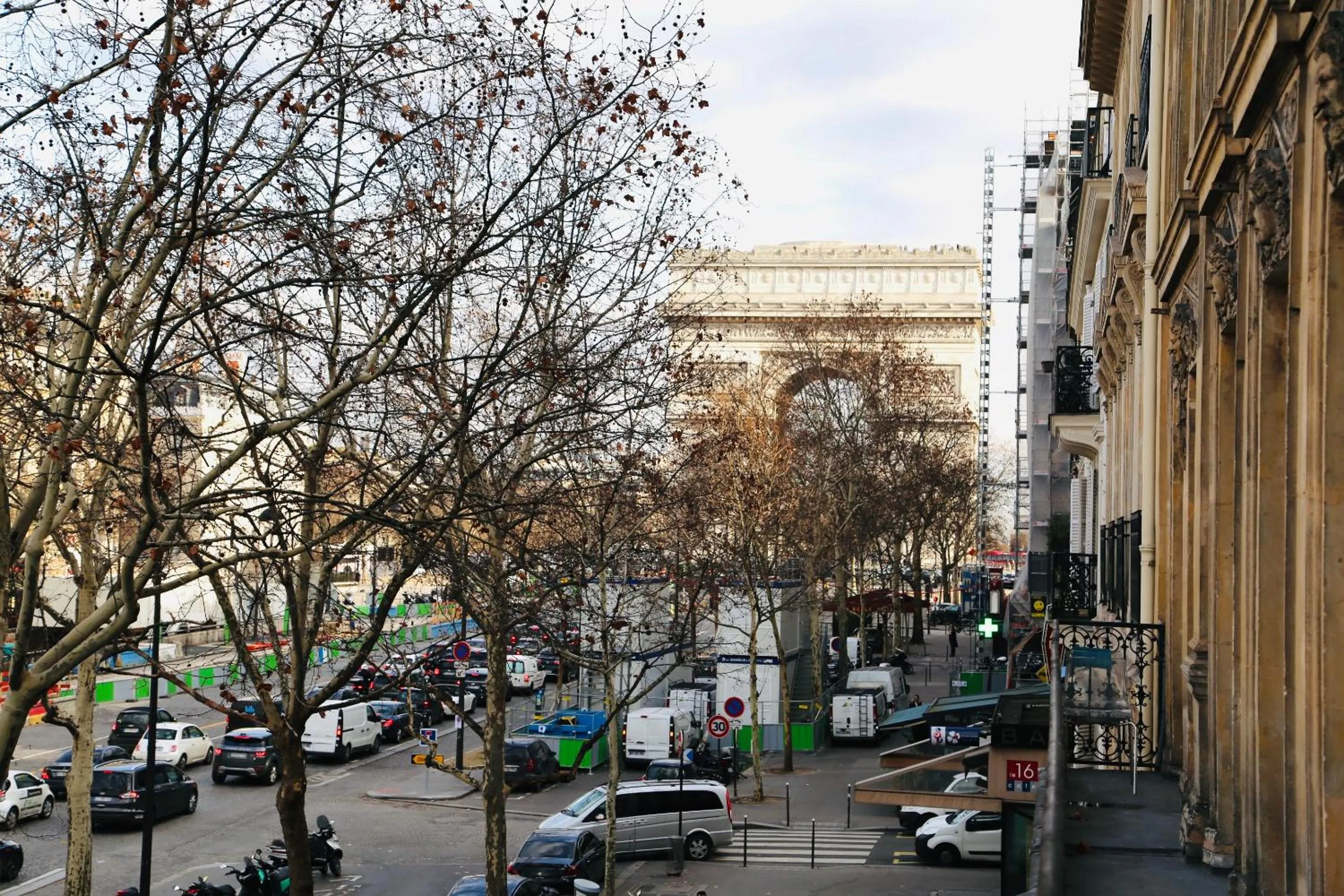 Suite junior avec balcon et vue sur Arc de Triomphe