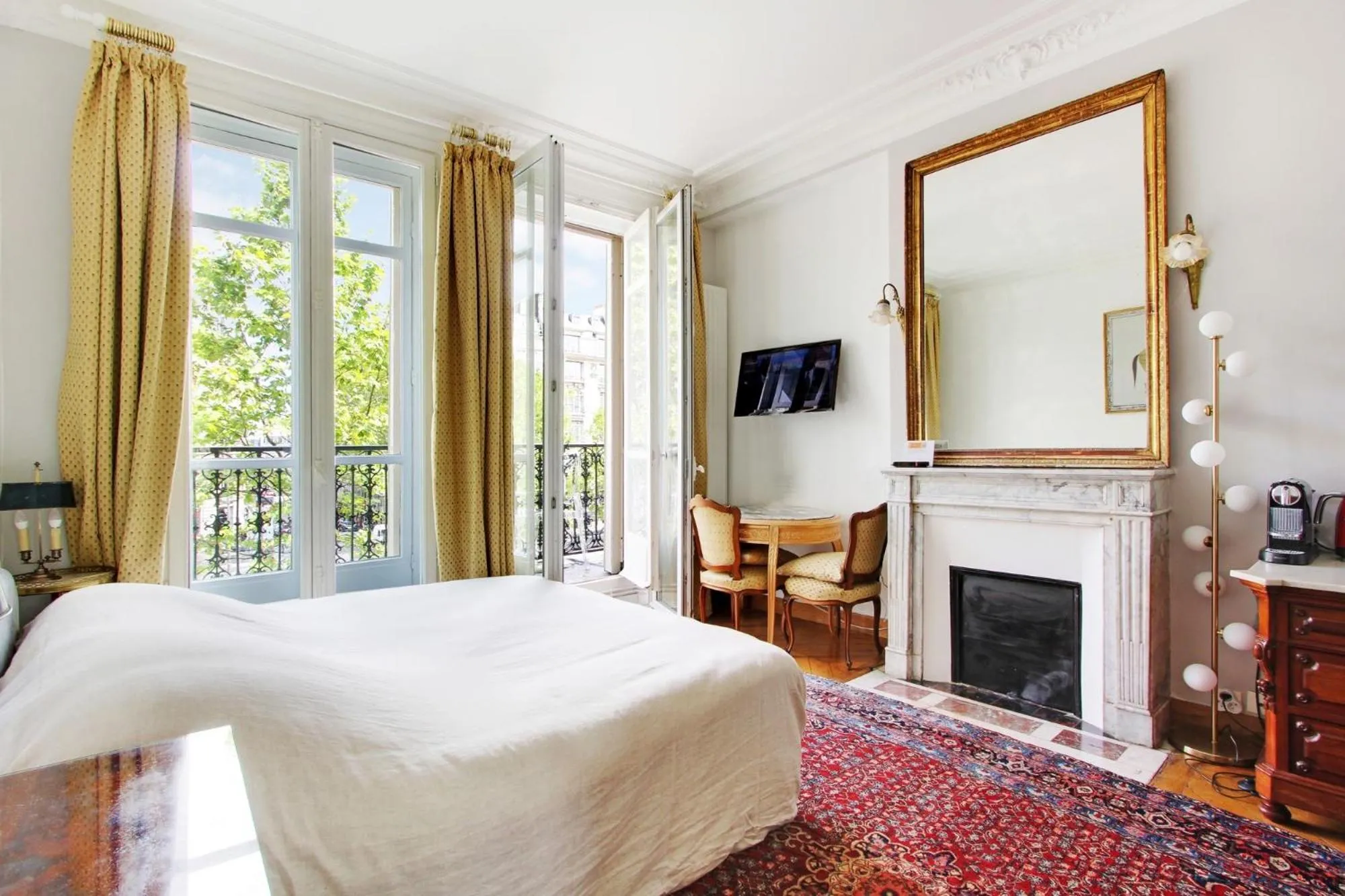Bed in Suite junior avec balcon et vue sur Arc de Triomphe