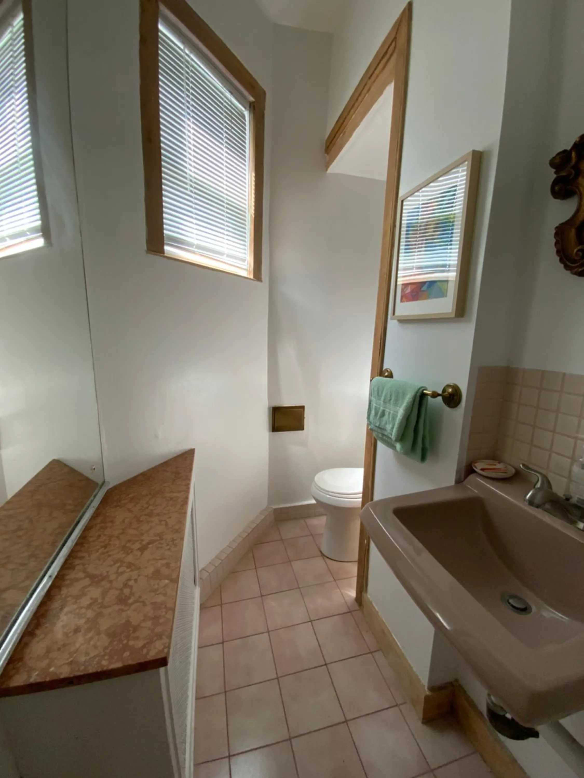 Bathroom in Fort Pl B&B and Gallery