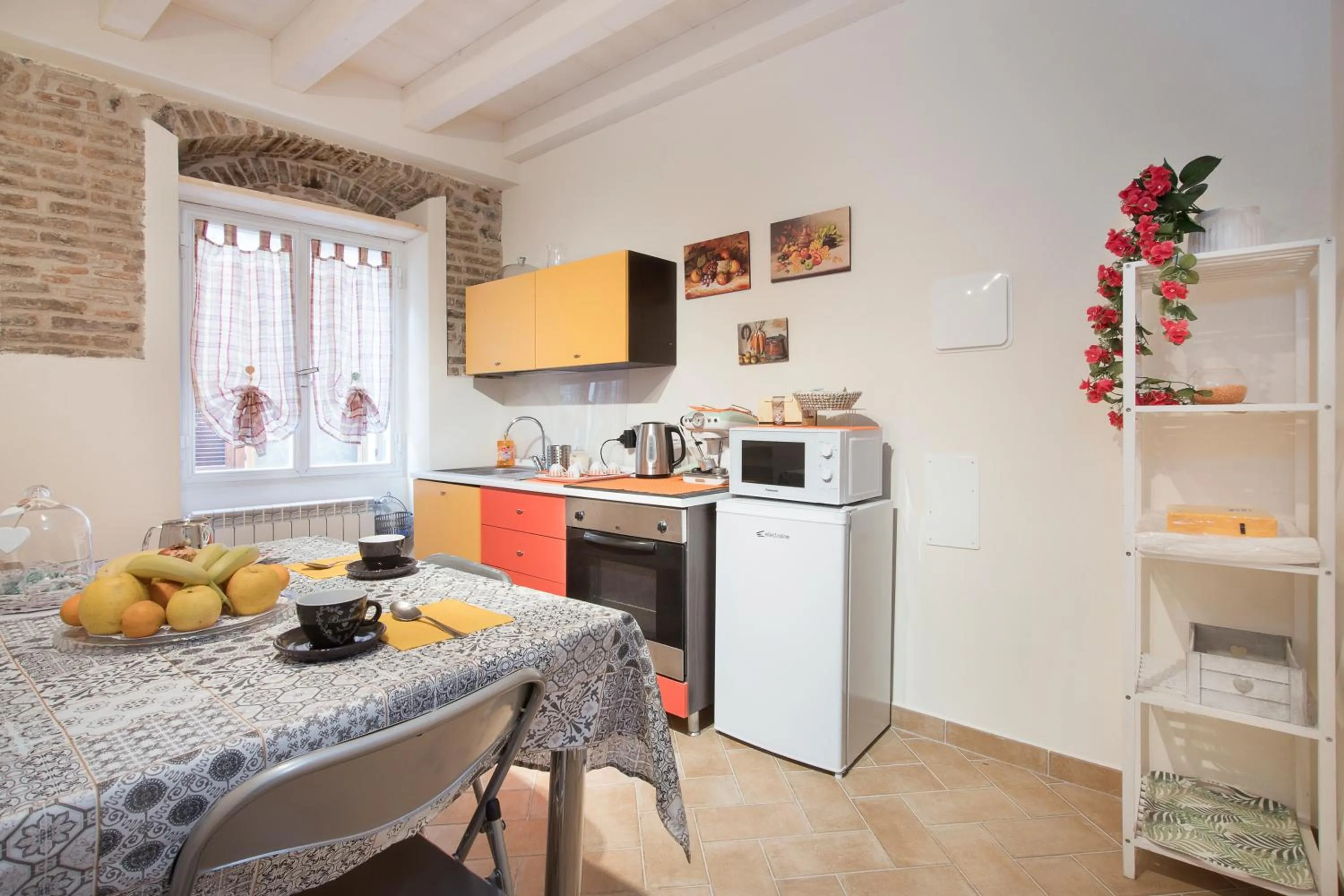 Communal kitchen in b&b sotto le torri