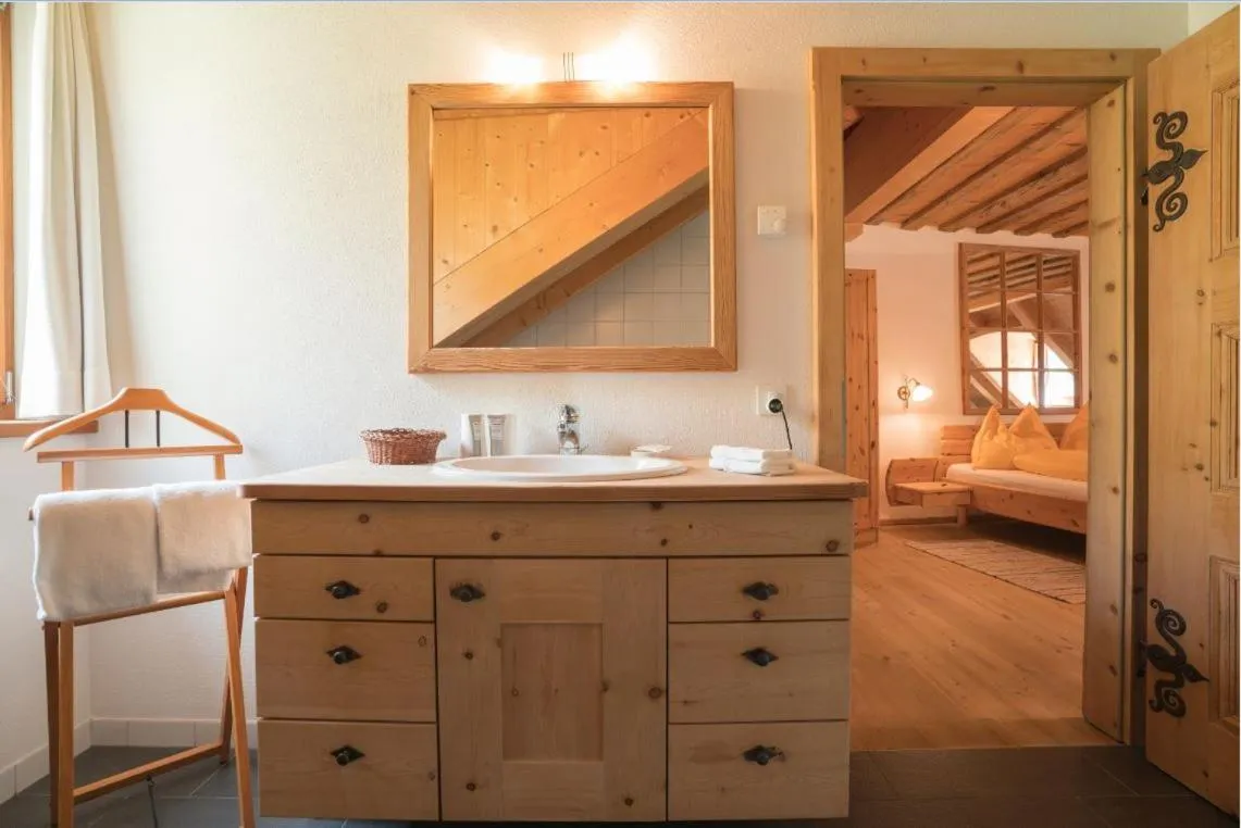 Bathroom, Bed in Gasthaus & Hotel Berninahaus