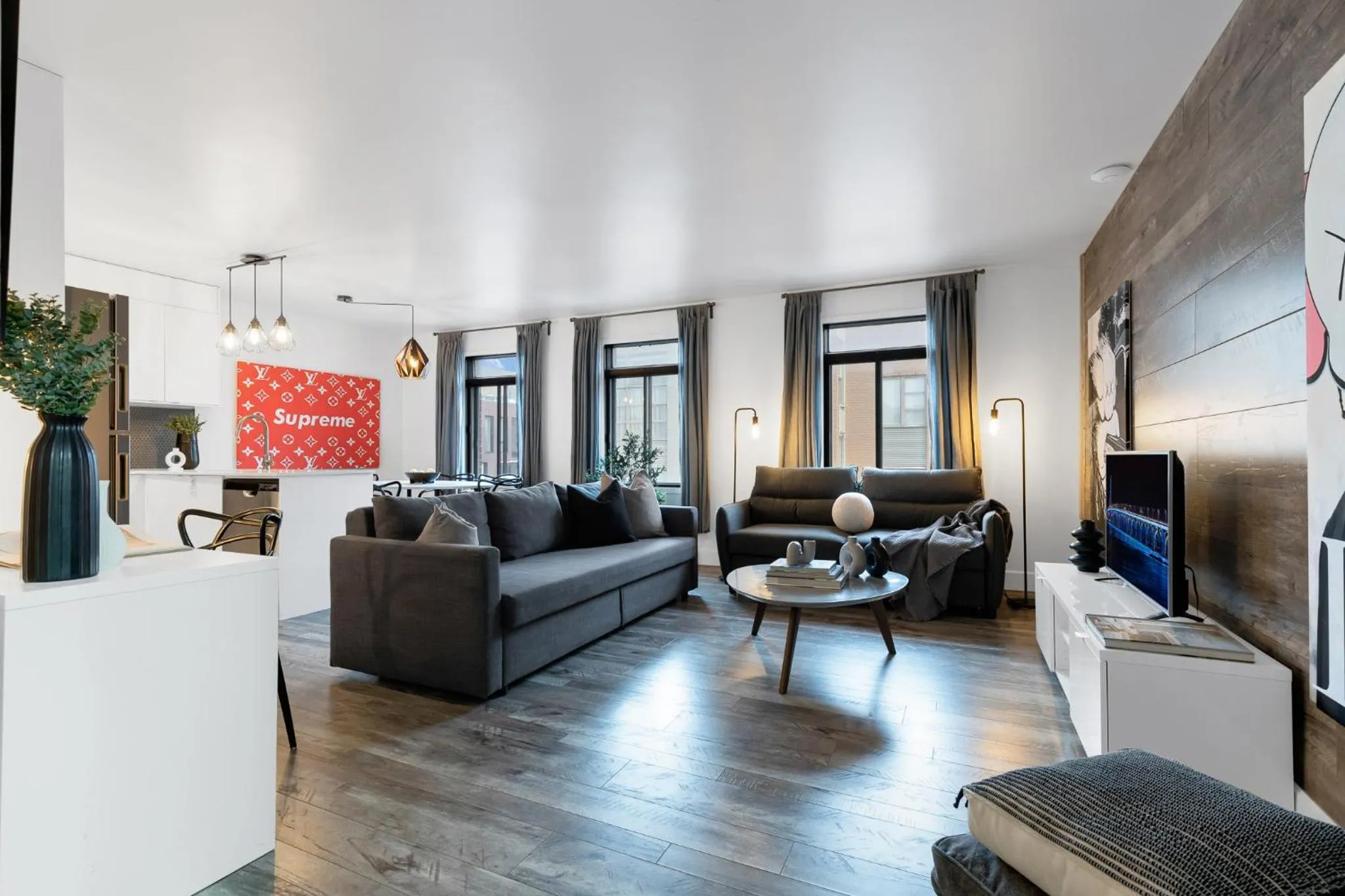 Communal lounge/ TV room in LiV MTL Urban