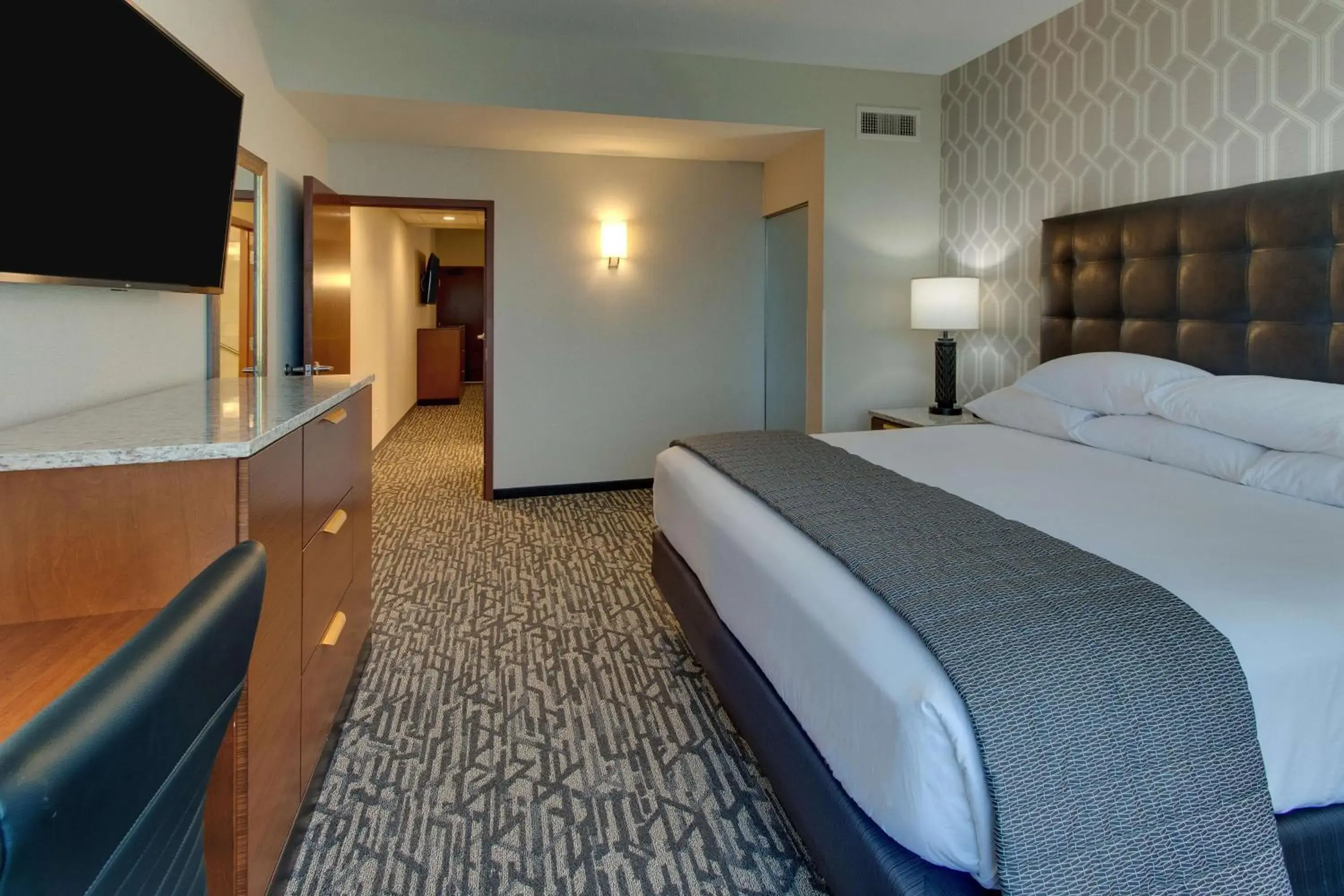 Superior King Suite with Sofa Bed – River View in Drury Plaza Hotel Nashville Downtown Superior King Suite with Sofa Bed – River View in Drury Plaza Hotel Nashville Downtown