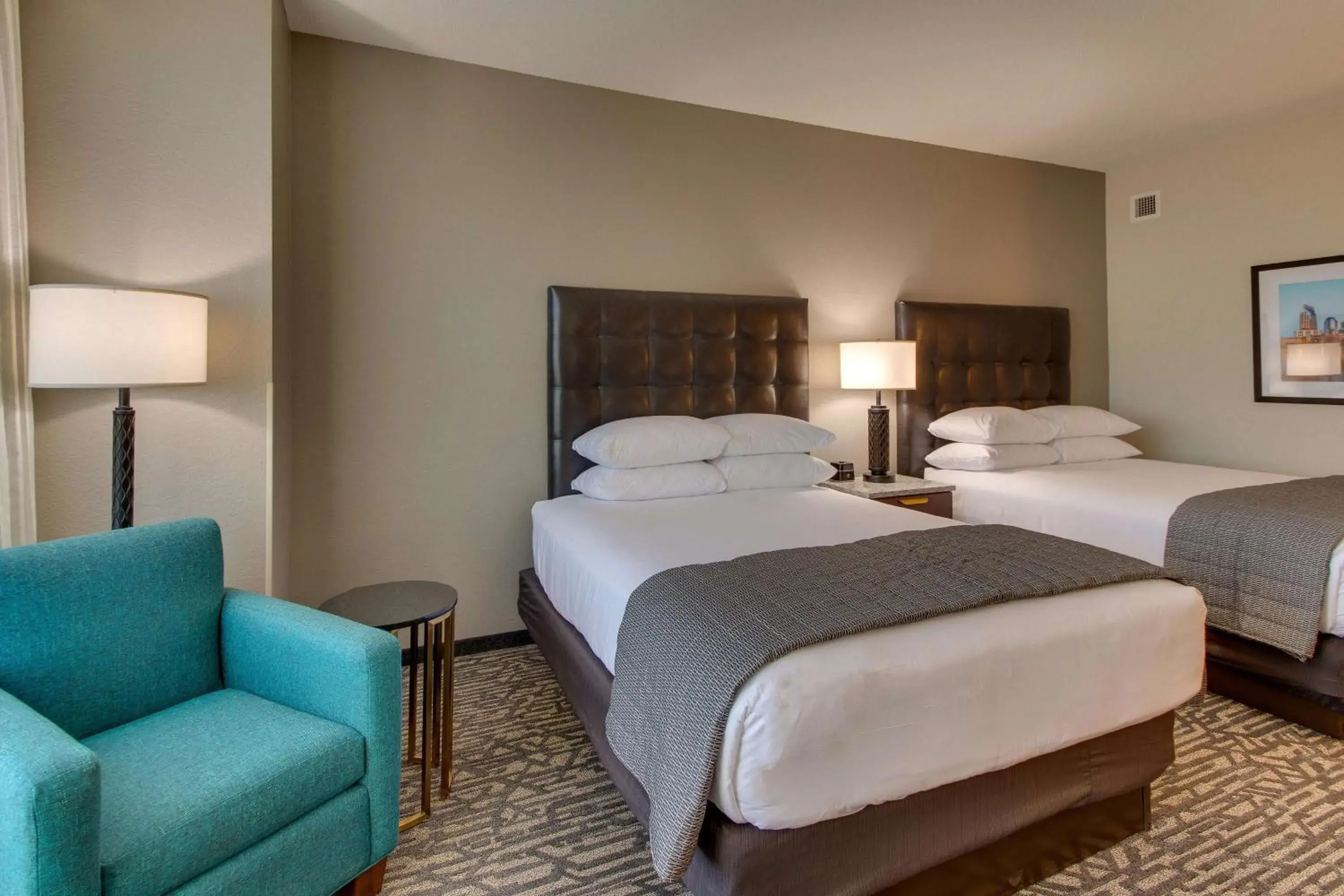 Deluxe Queen Room with Two Queen Beds in Drury Plaza Hotel Nashville Downtown Deluxe Queen Room with Two Queen Beds in Drury Plaza Hotel Nashville Downtown