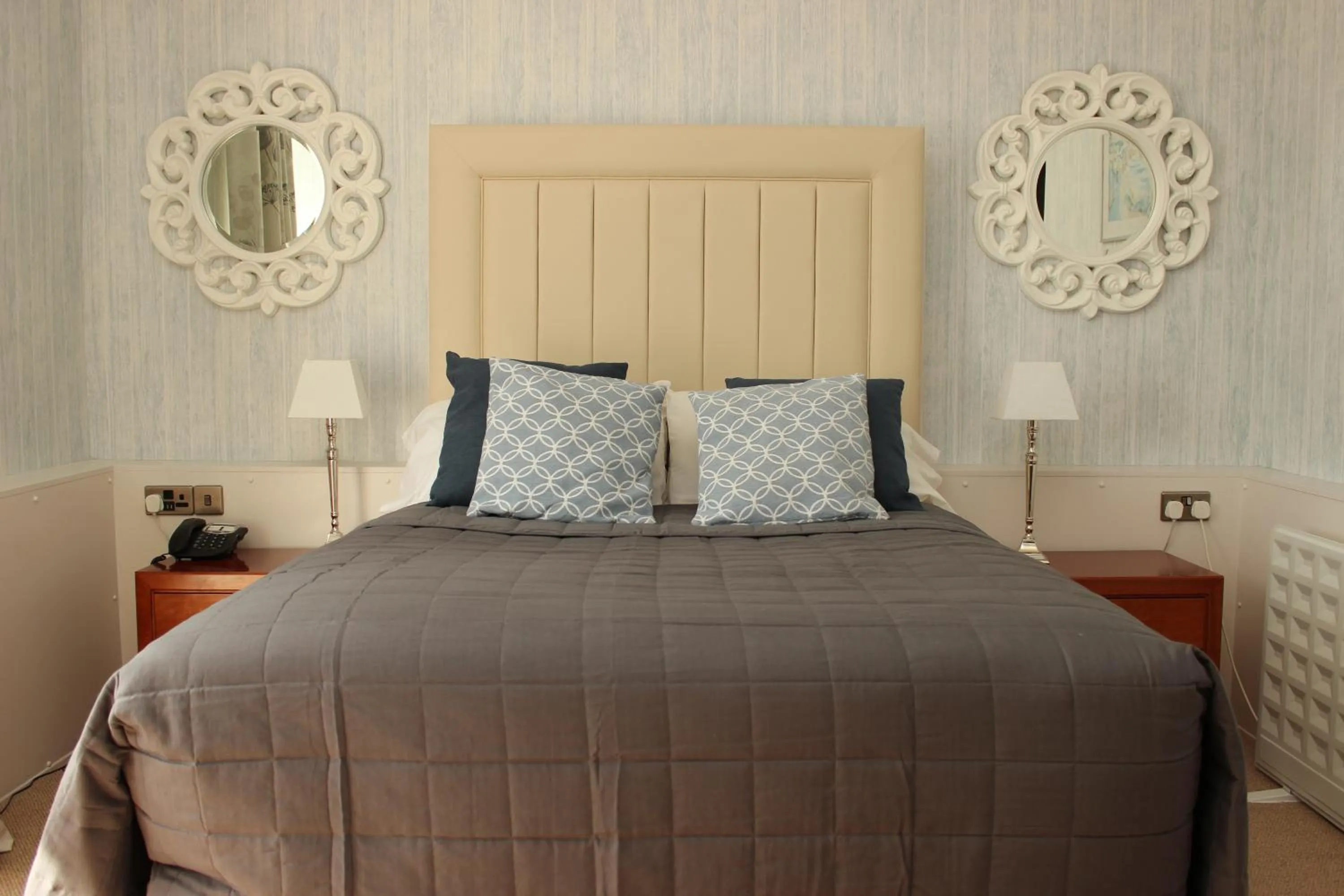 Photo of the whole room, Bed in Old Kings Arms Hotel