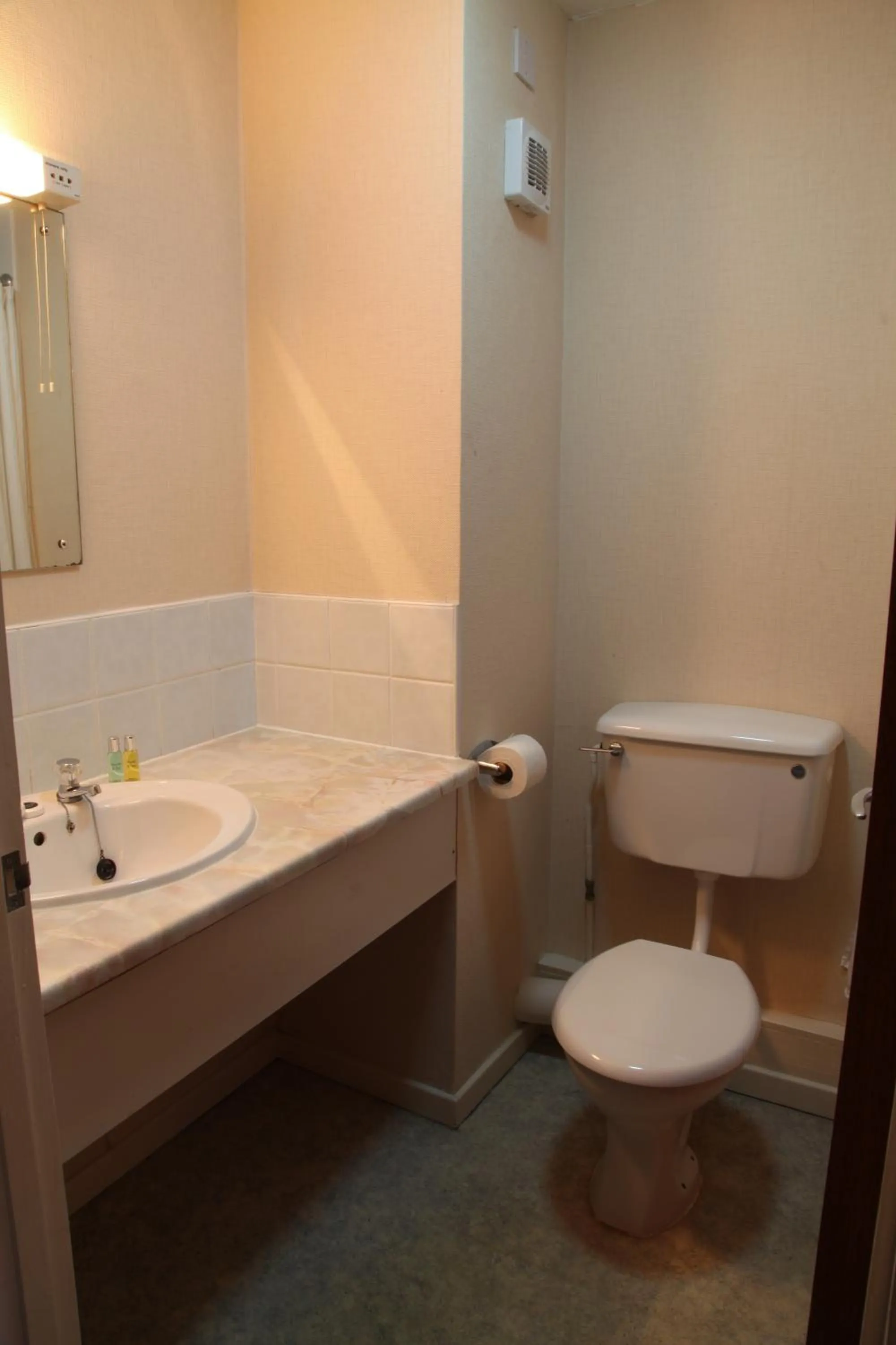 Bathroom in Old Kings Arms Hotel