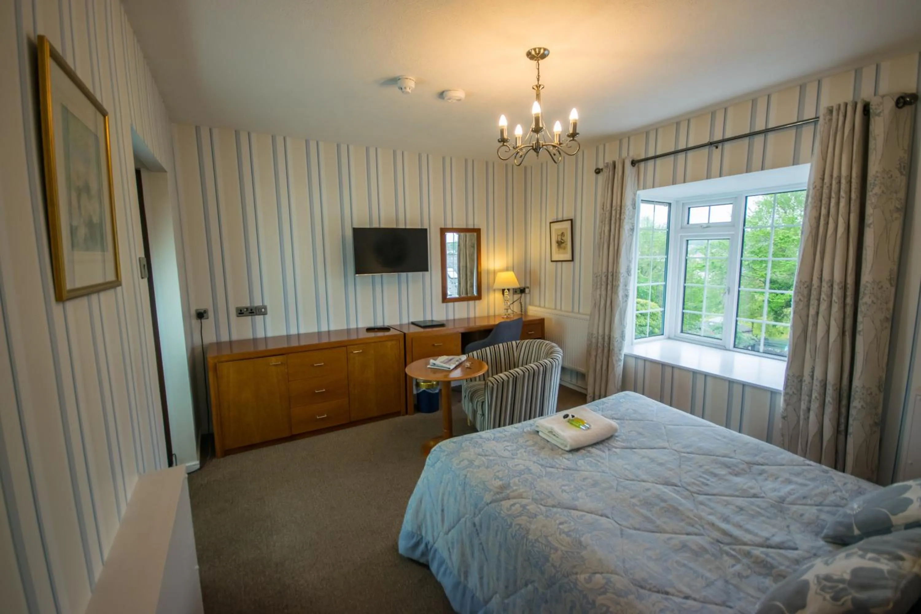 Photo of the whole room, Bed in Old Kings Arms Hotel