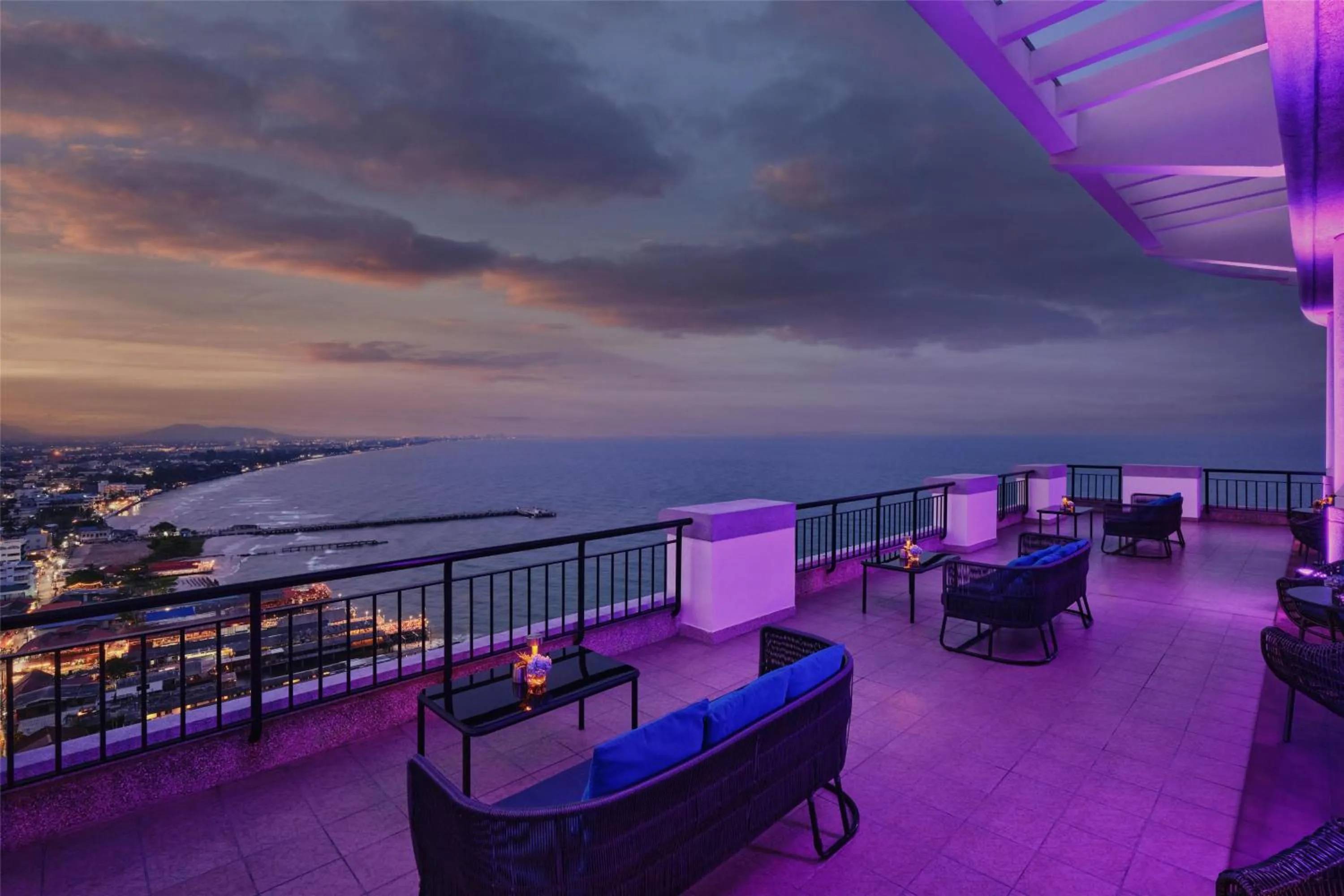 Lounge or bar in Hilton Hua Hin Resort & Spa