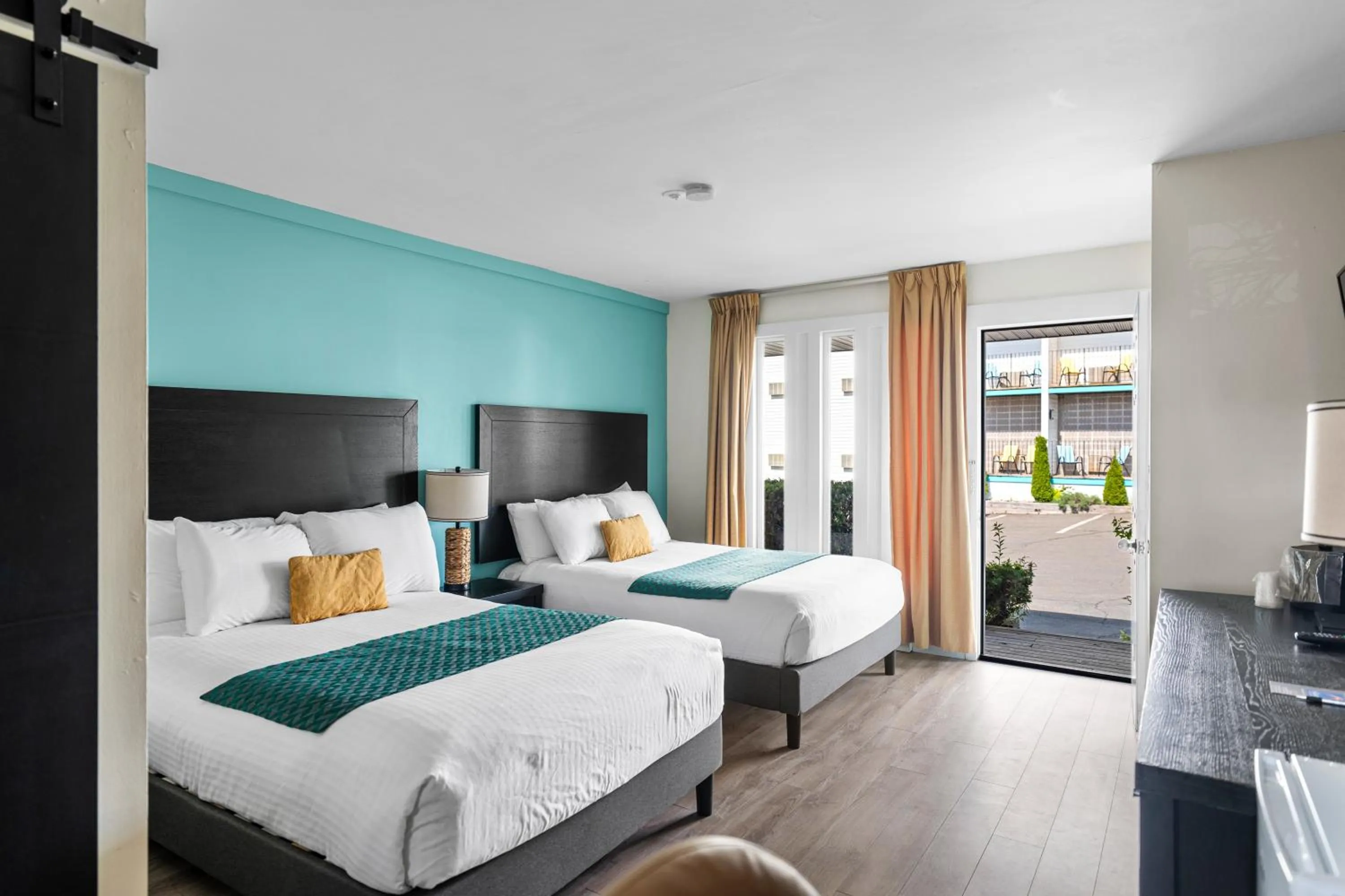 Bedroom, Bed in Shores Inn & Hotel