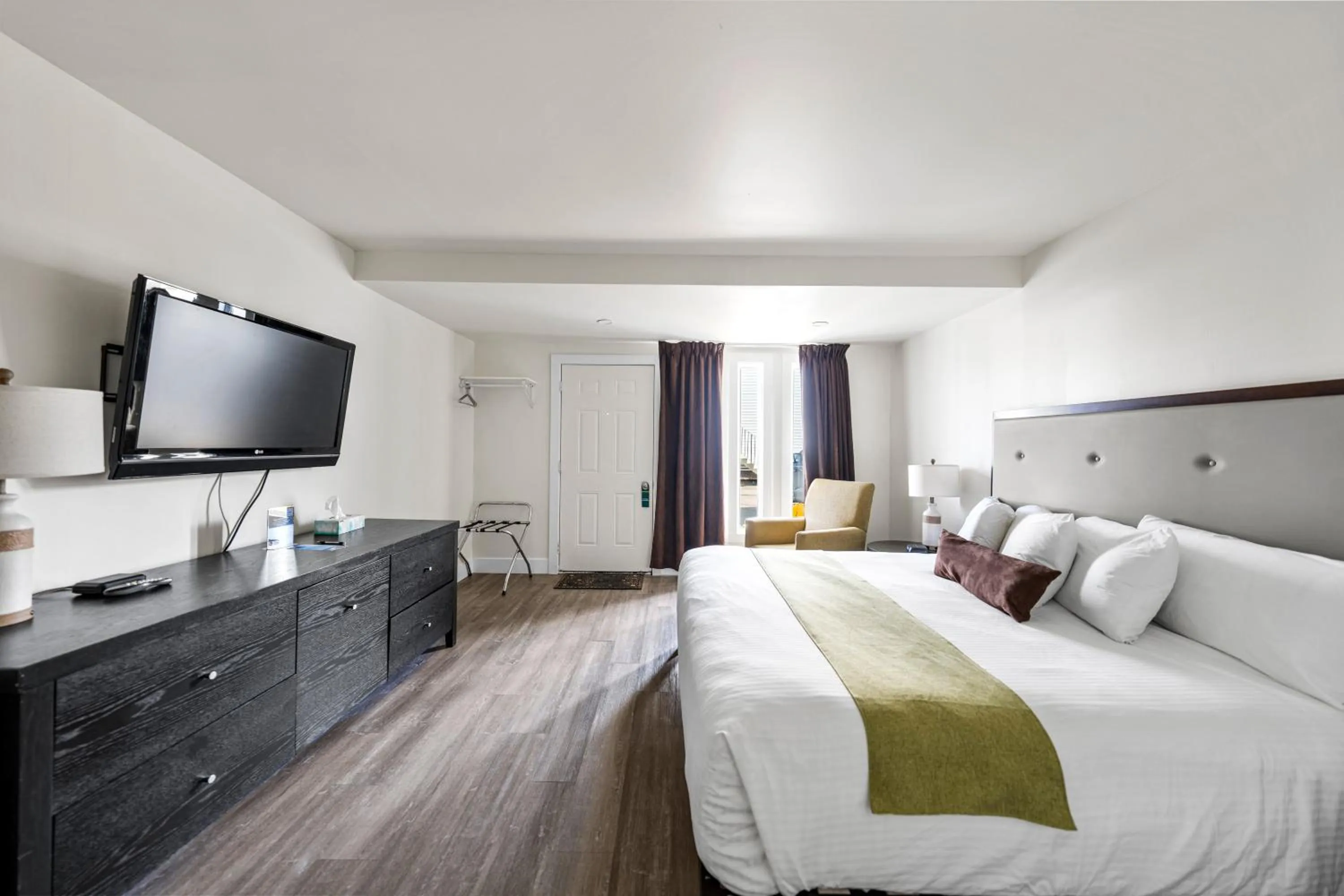 Bed in Shores Inn & Hotel