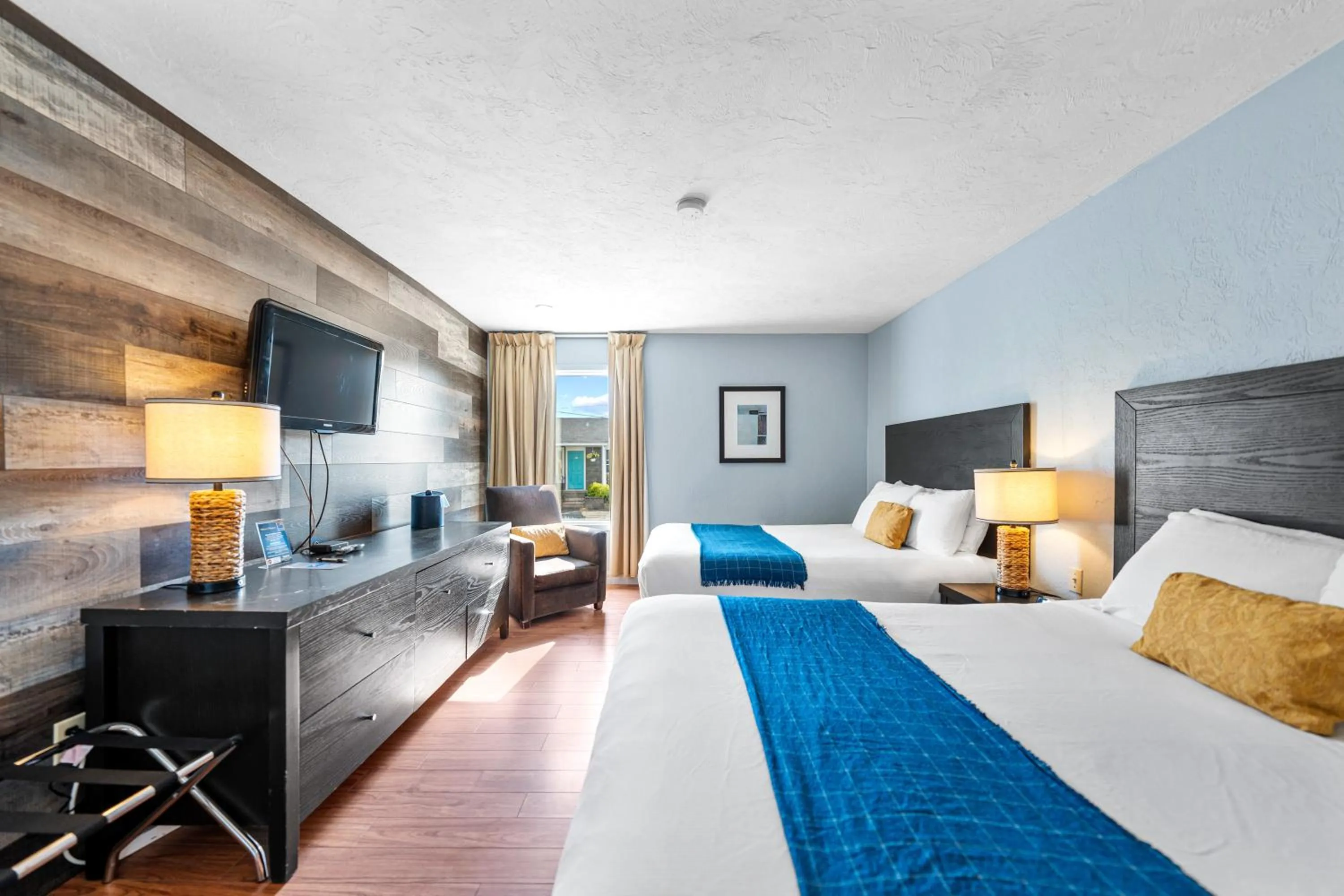 Bed in Shores Inn & Hotel