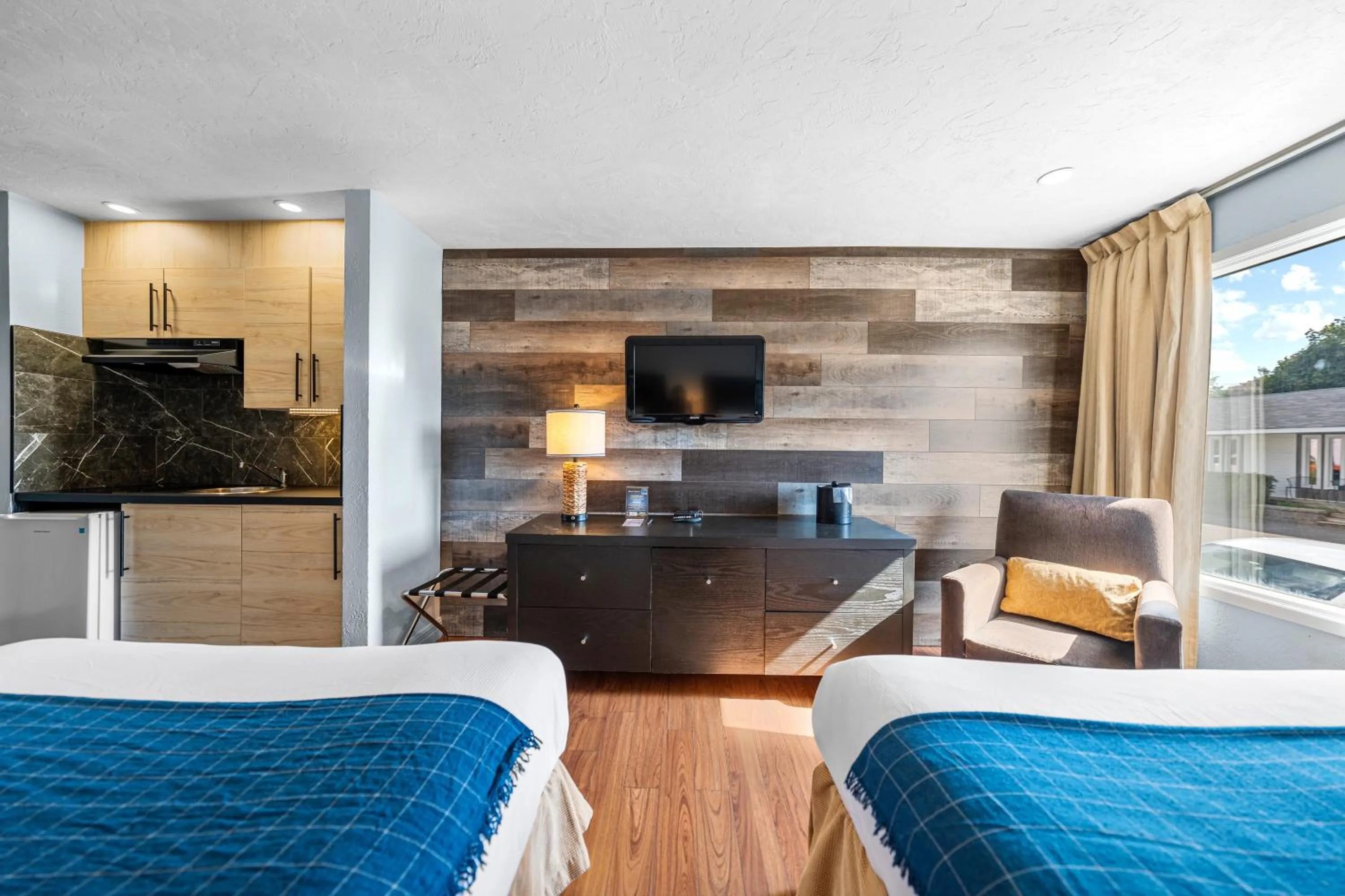 Bedroom, Bed in Shores Inn & Hotel