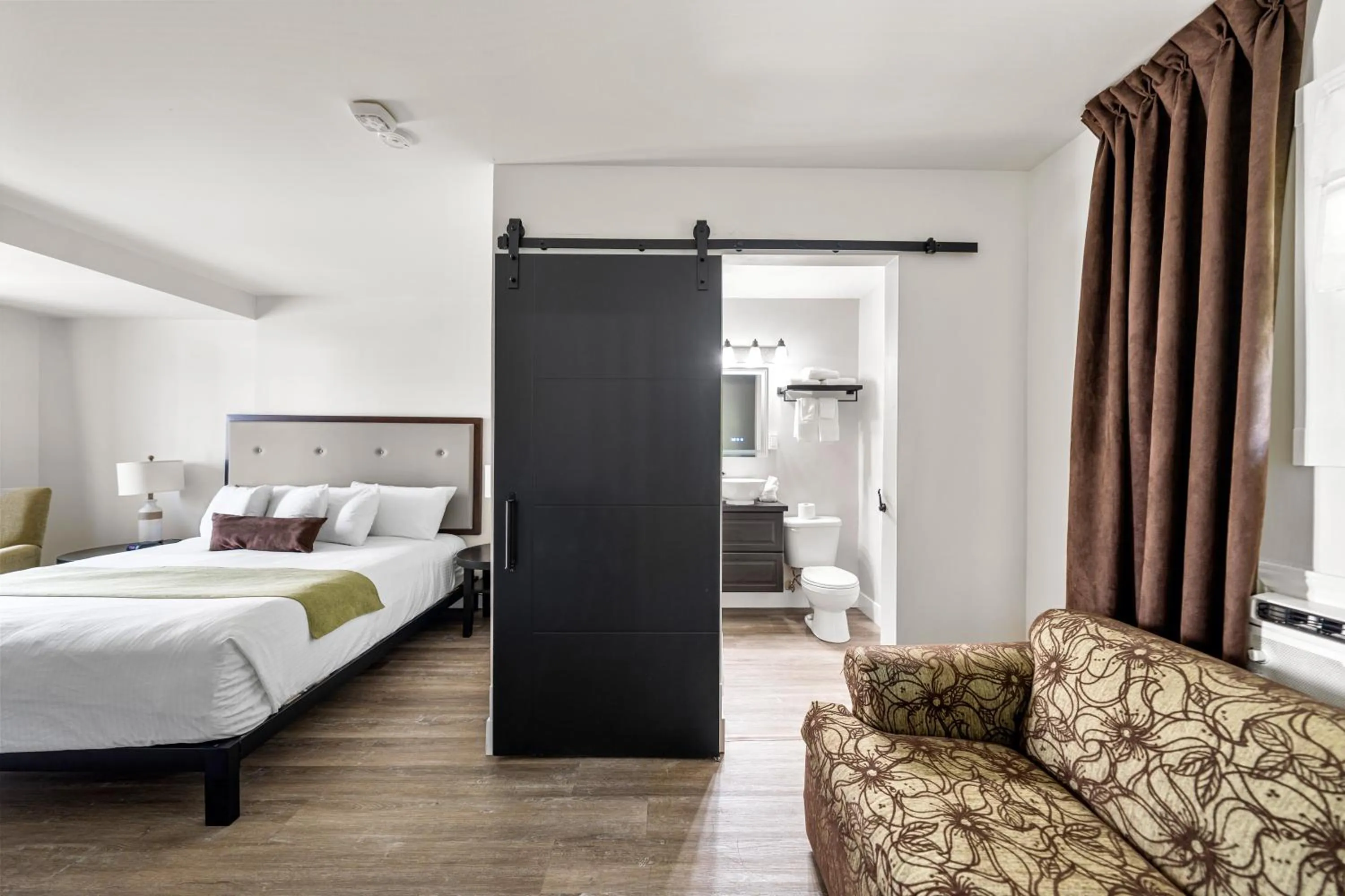 Bed in Shores Inn & Hotel