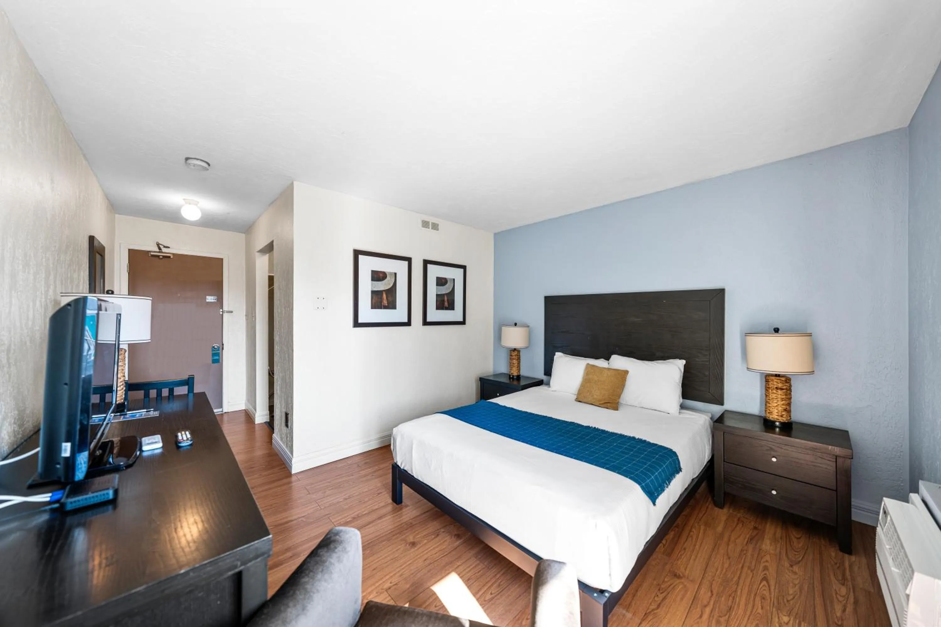 Bedroom, Bed in Shores Inn & Hotel