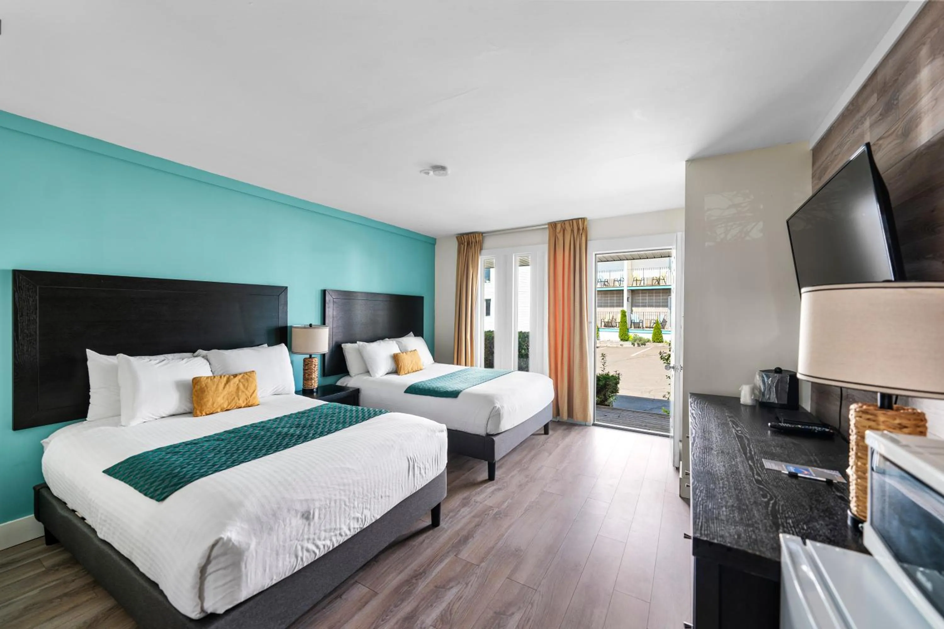 Bedroom, Bed in Shores Inn & Hotel