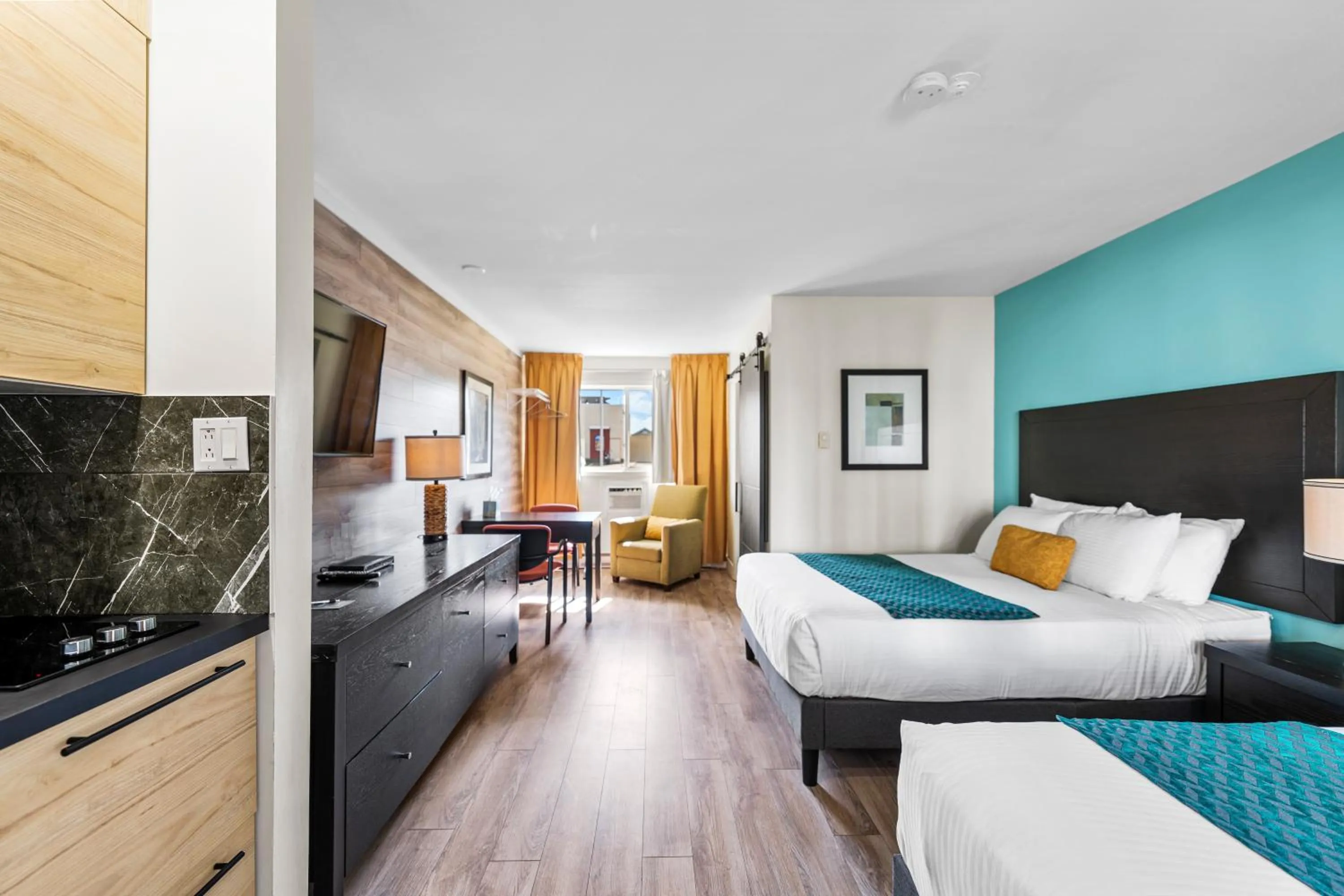 Kitchen or kitchenette, Bed in Shores Inn & Hotel