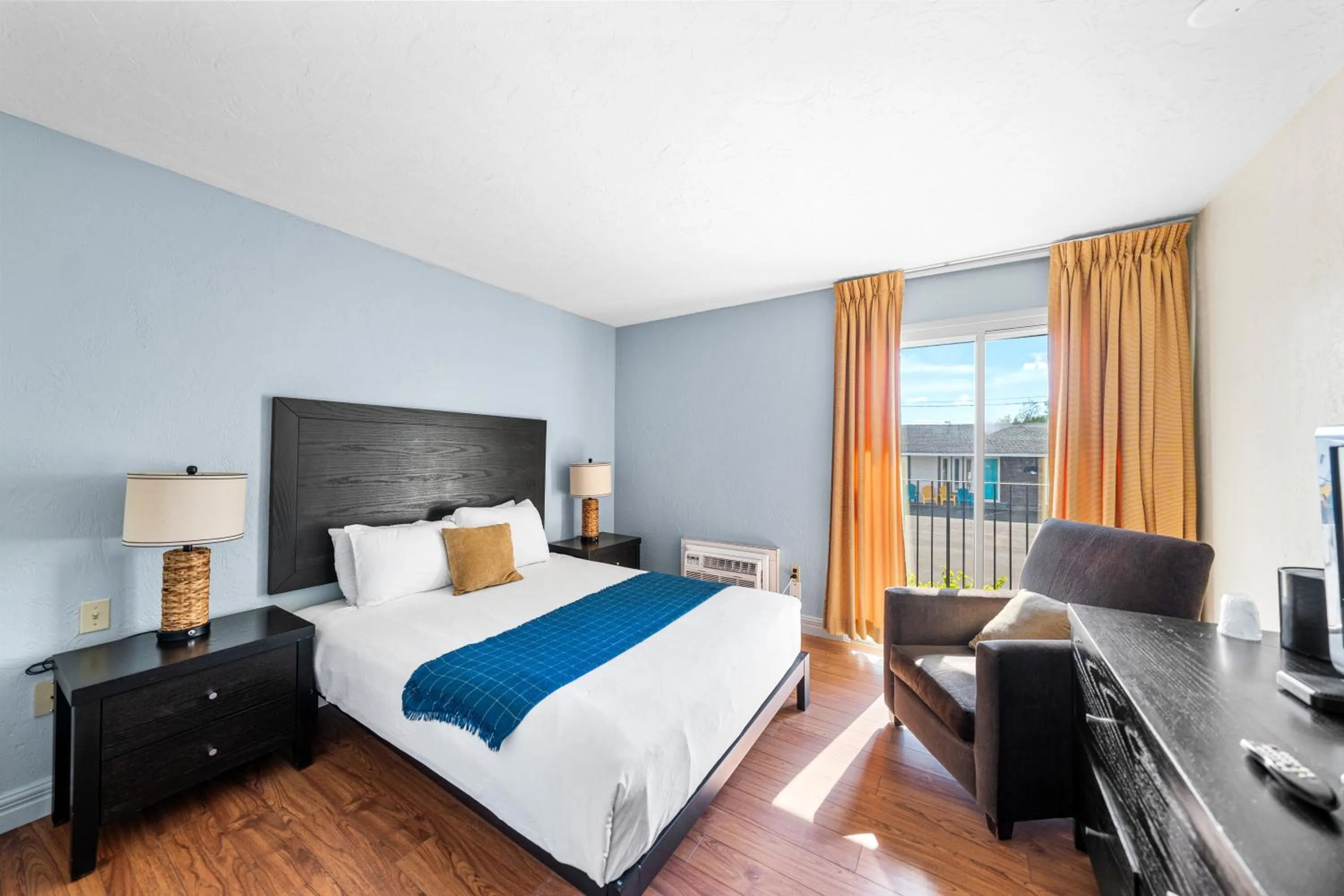 Balcony/Terrace, Bed in Shores Inn & Hotel