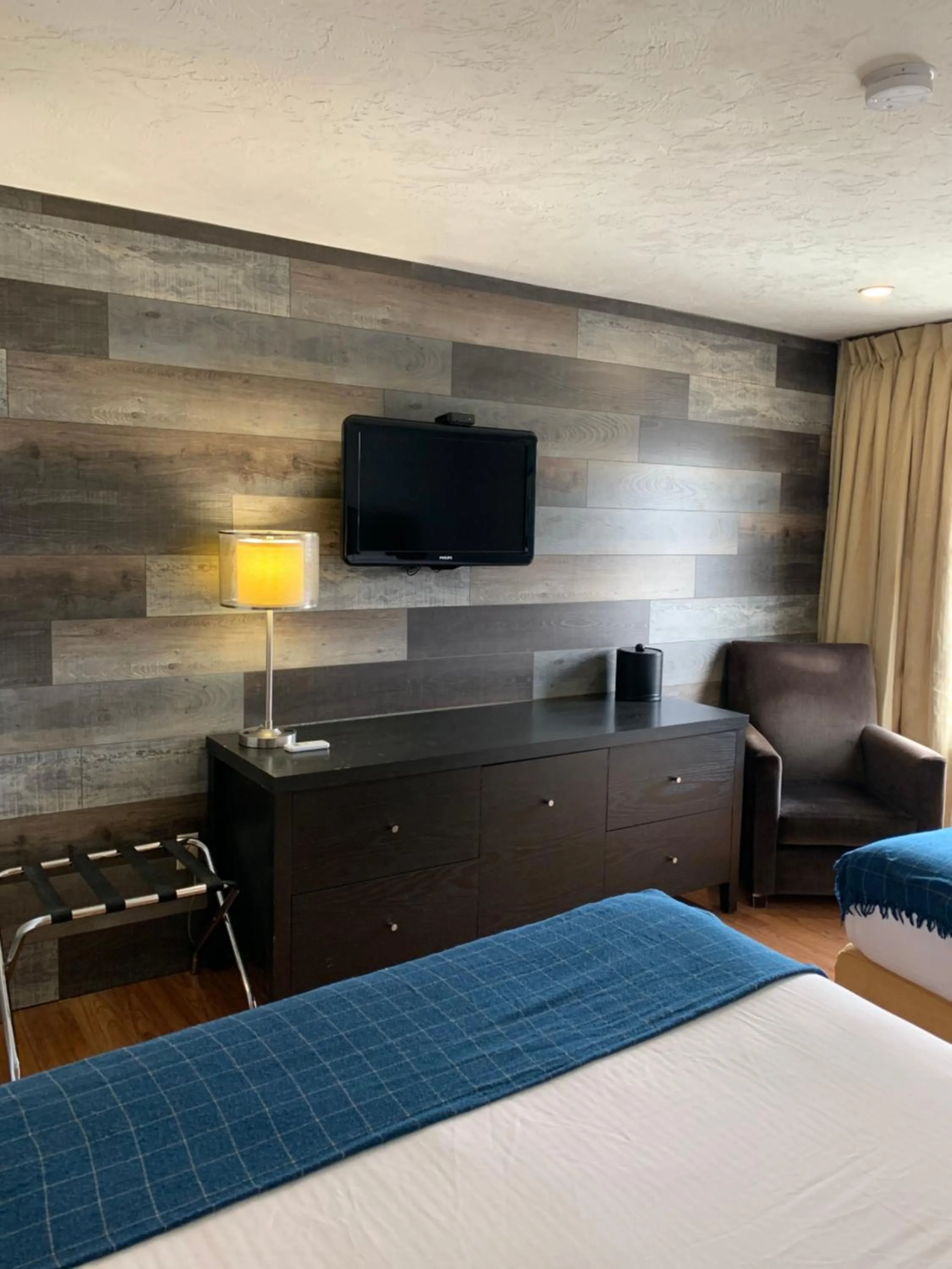 TV and multimedia, Bed in Shores Inn & Hotel