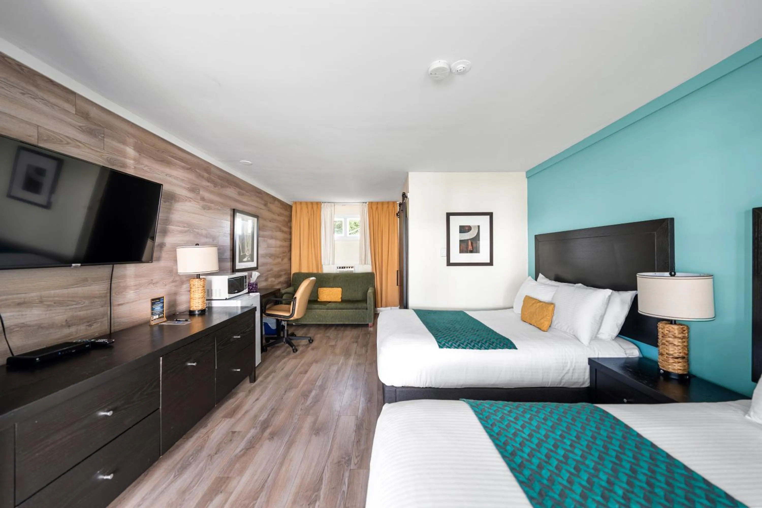 Bed in Shores Inn & Hotel