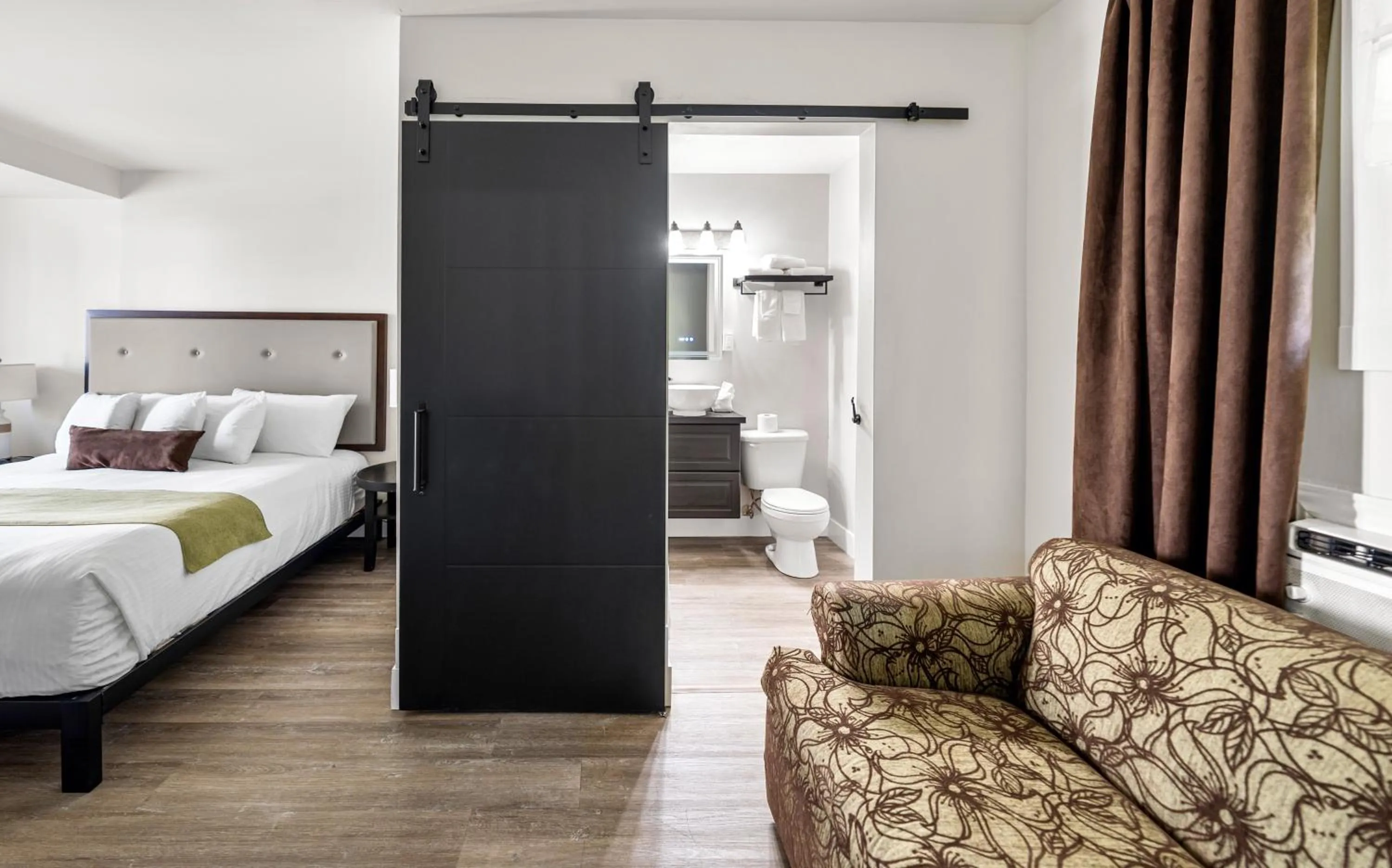 Bedroom, Bed in Shores Inn & Hotel