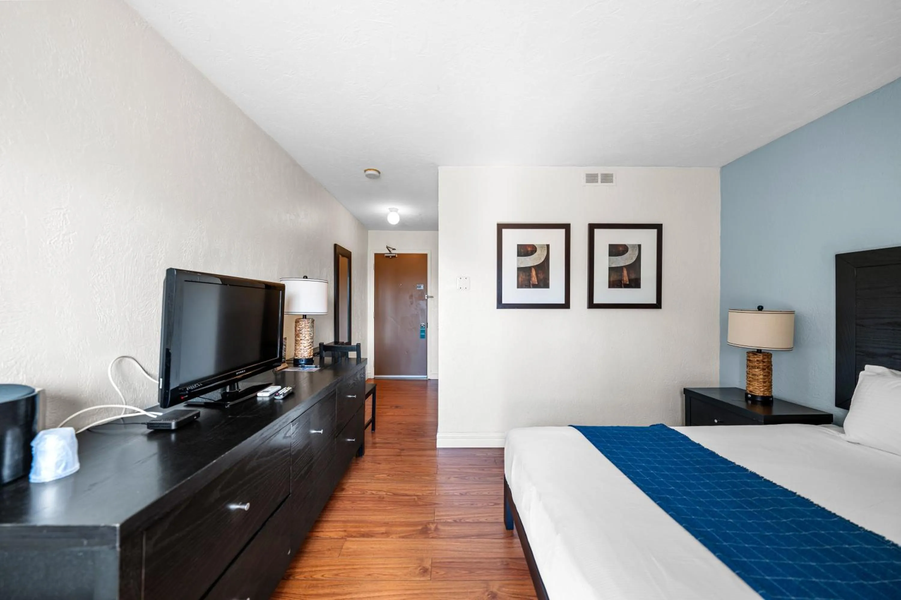 Bed in Shores Inn & Hotel