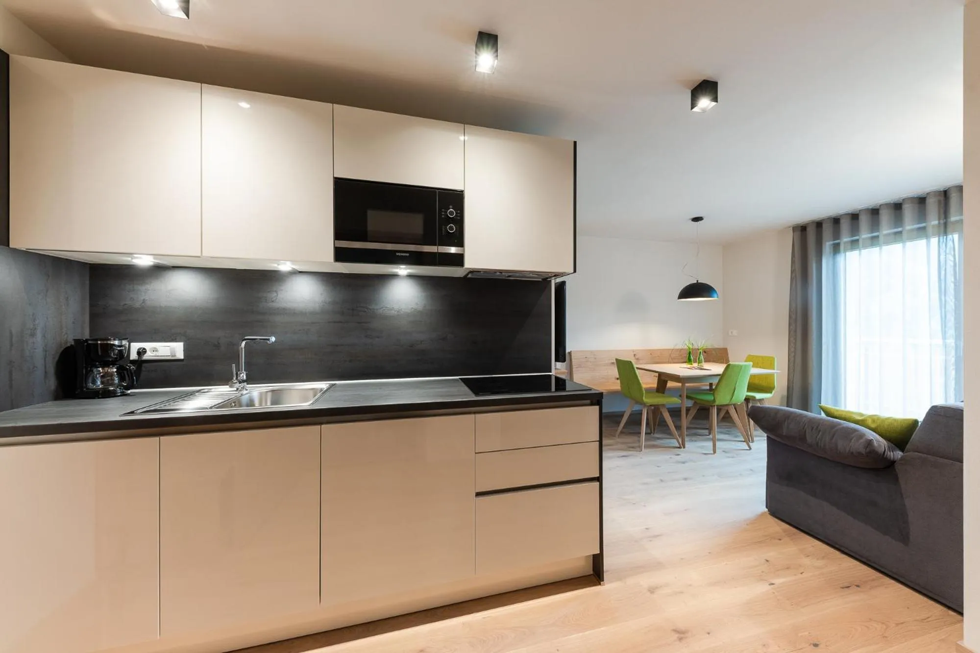 Kitchen or kitchenette in Aparthotel Abiná Lana Höhe