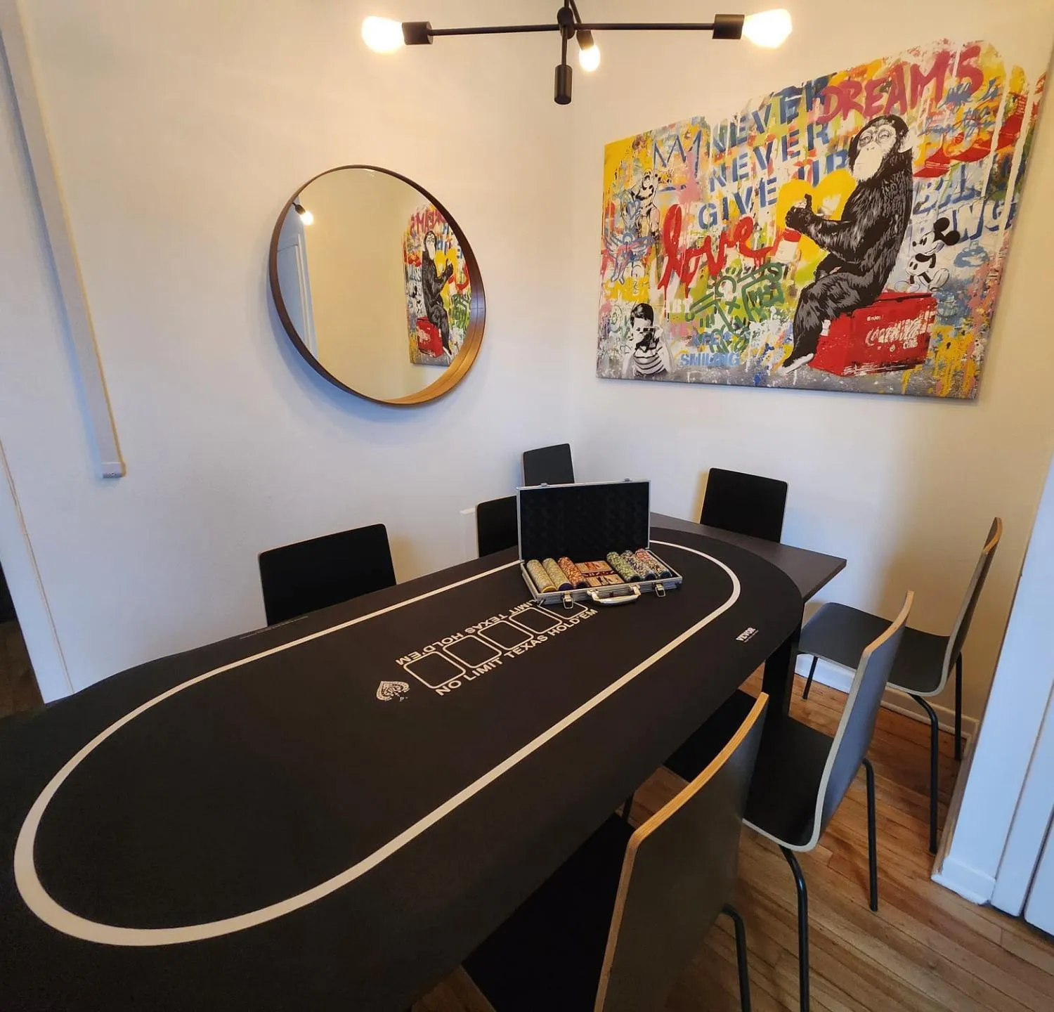 Dining area in LiV MTL Avenue