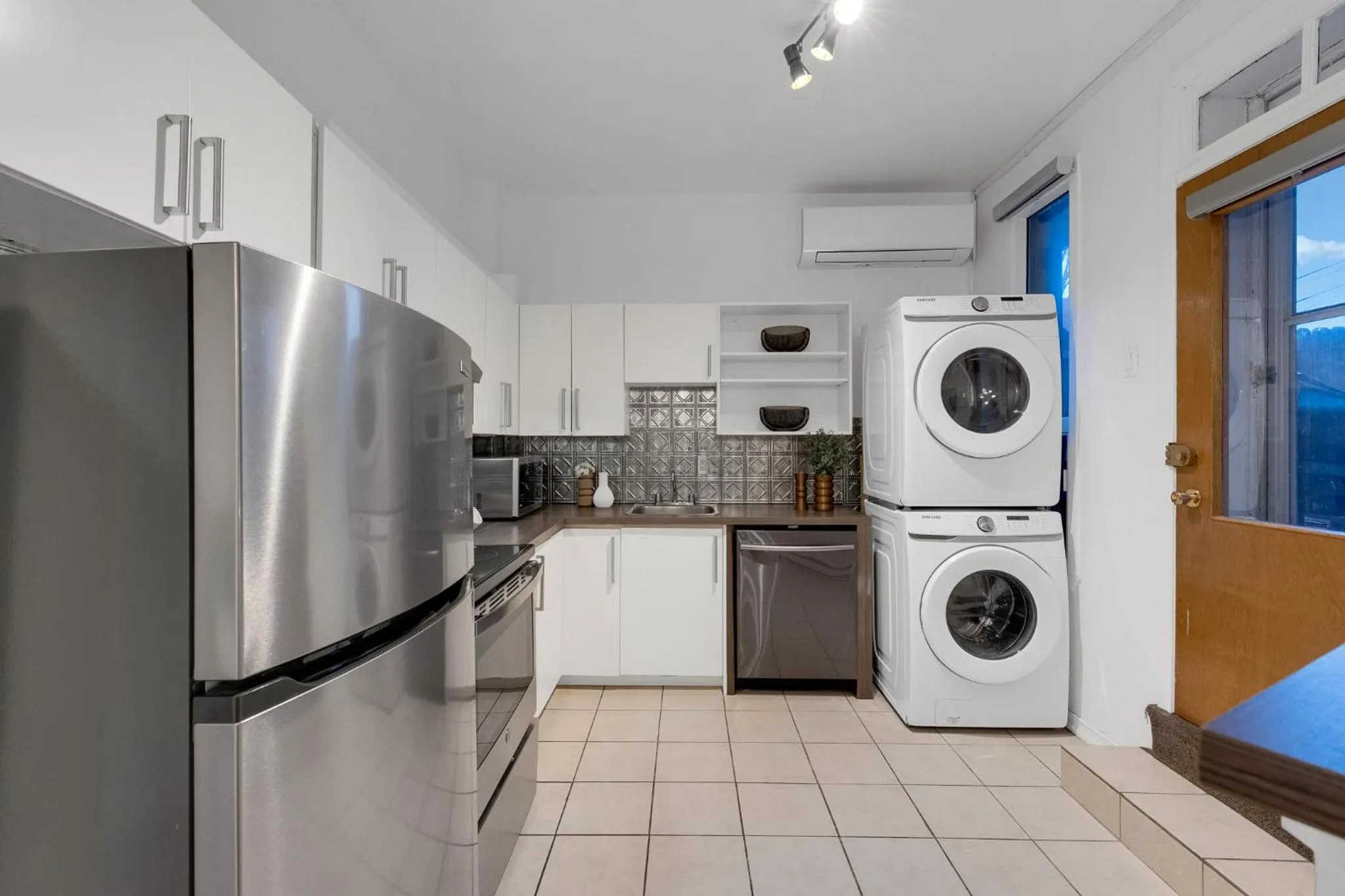 Kitchen or kitchenette in LiV MTL Avenue