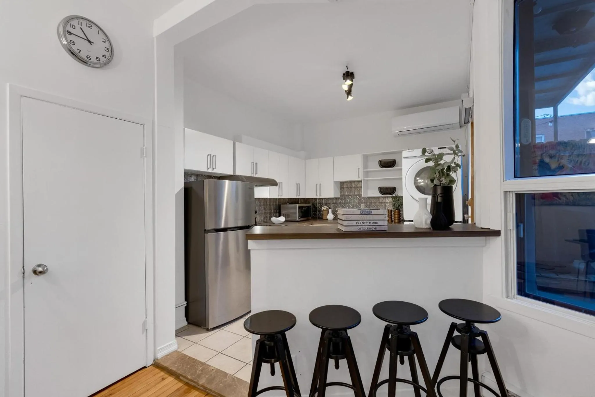 Kitchen or kitchenette in LiV MTL Avenue