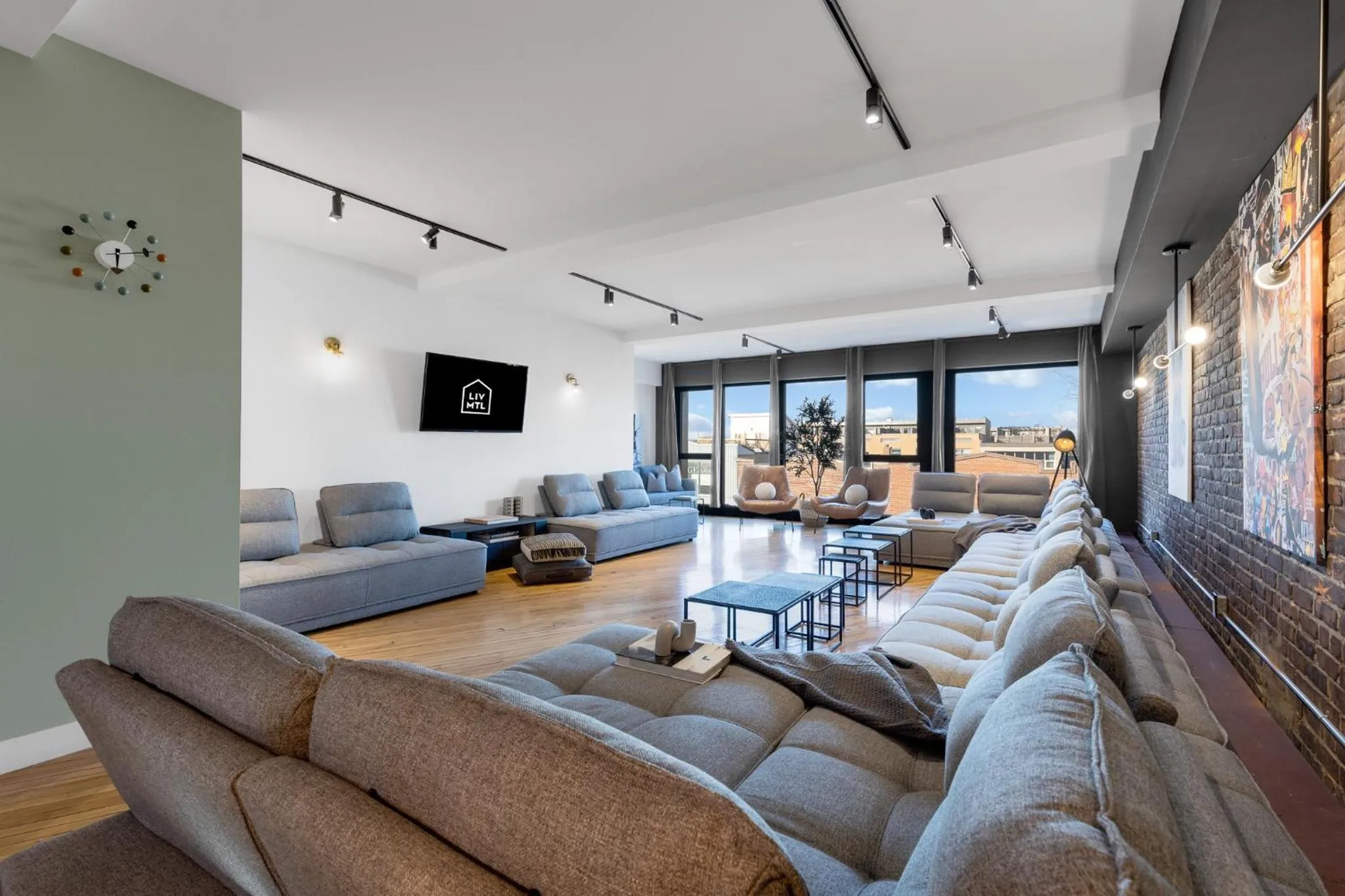 Communal lounge/ TV room in LiV MTL Plaza