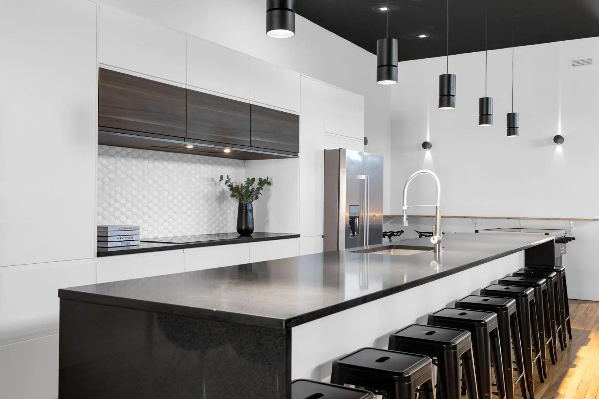 Kitchen or kitchenette in LiV MTL Plaza