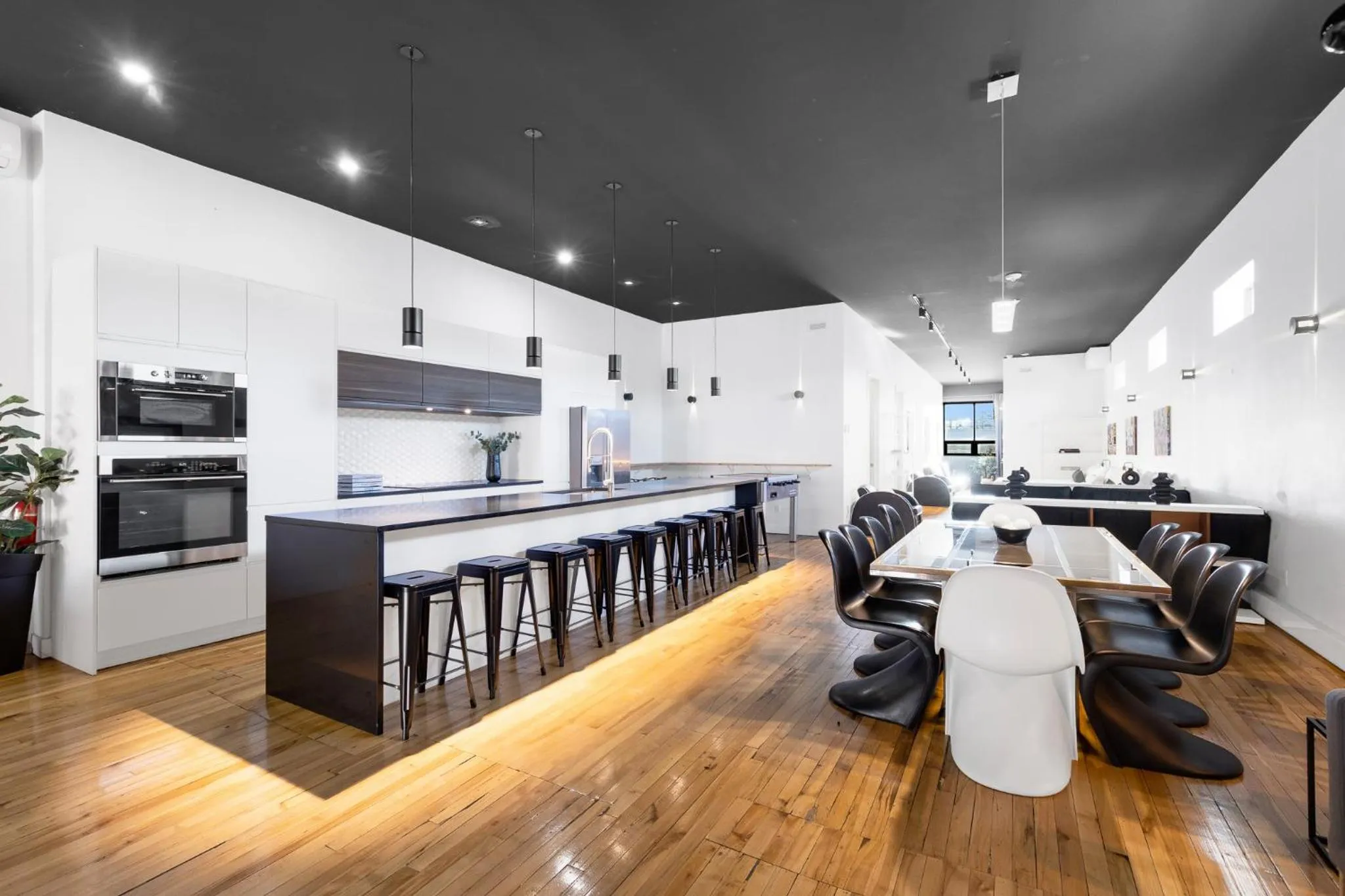 Kitchen or kitchenette in LiV MTL Plaza