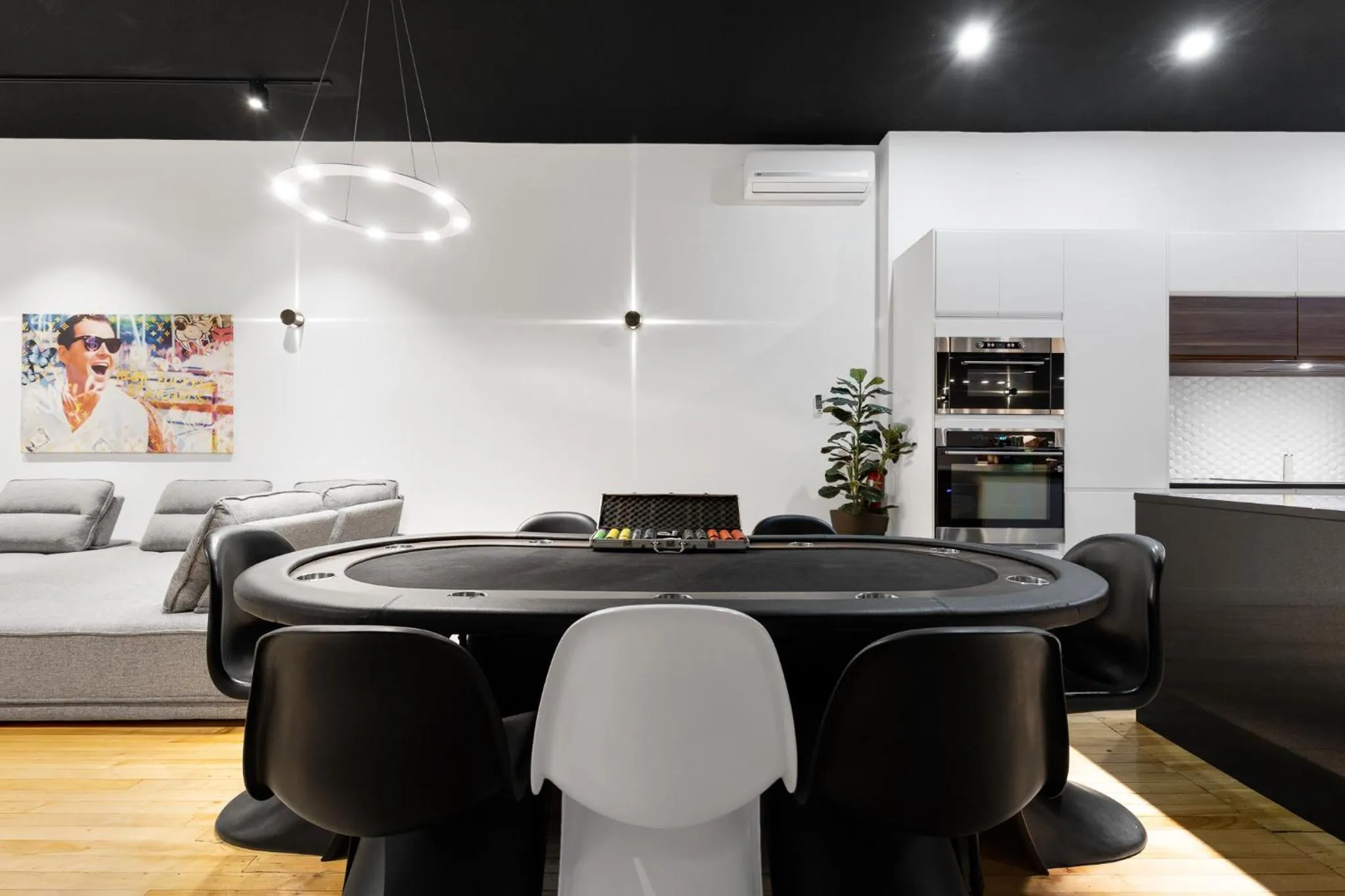 Kitchen or kitchenette in LiV MTL Plaza