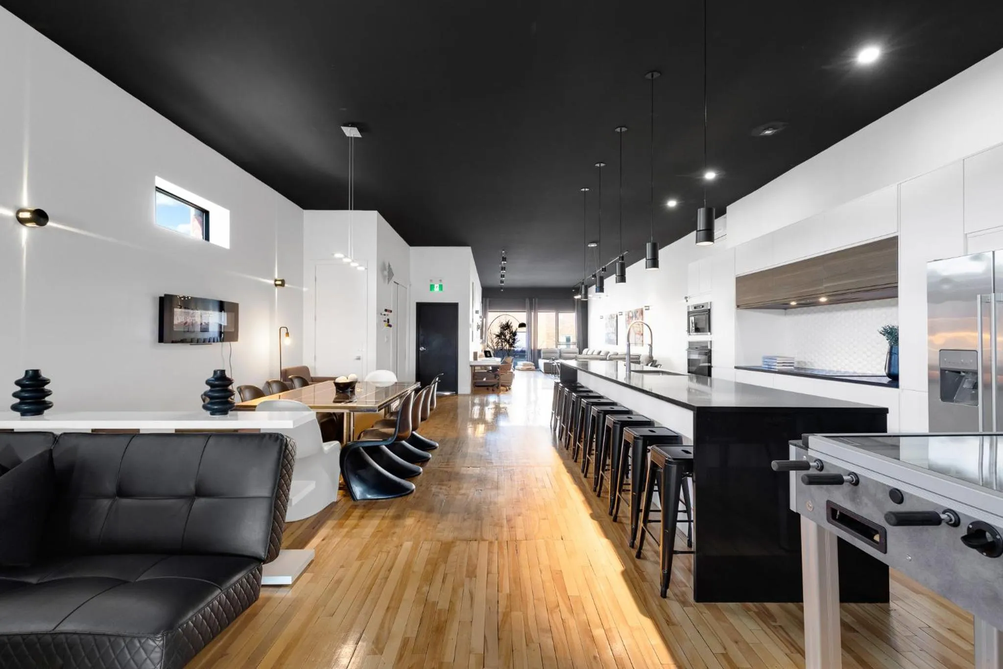 TV and multimedia in LiV MTL Plaza