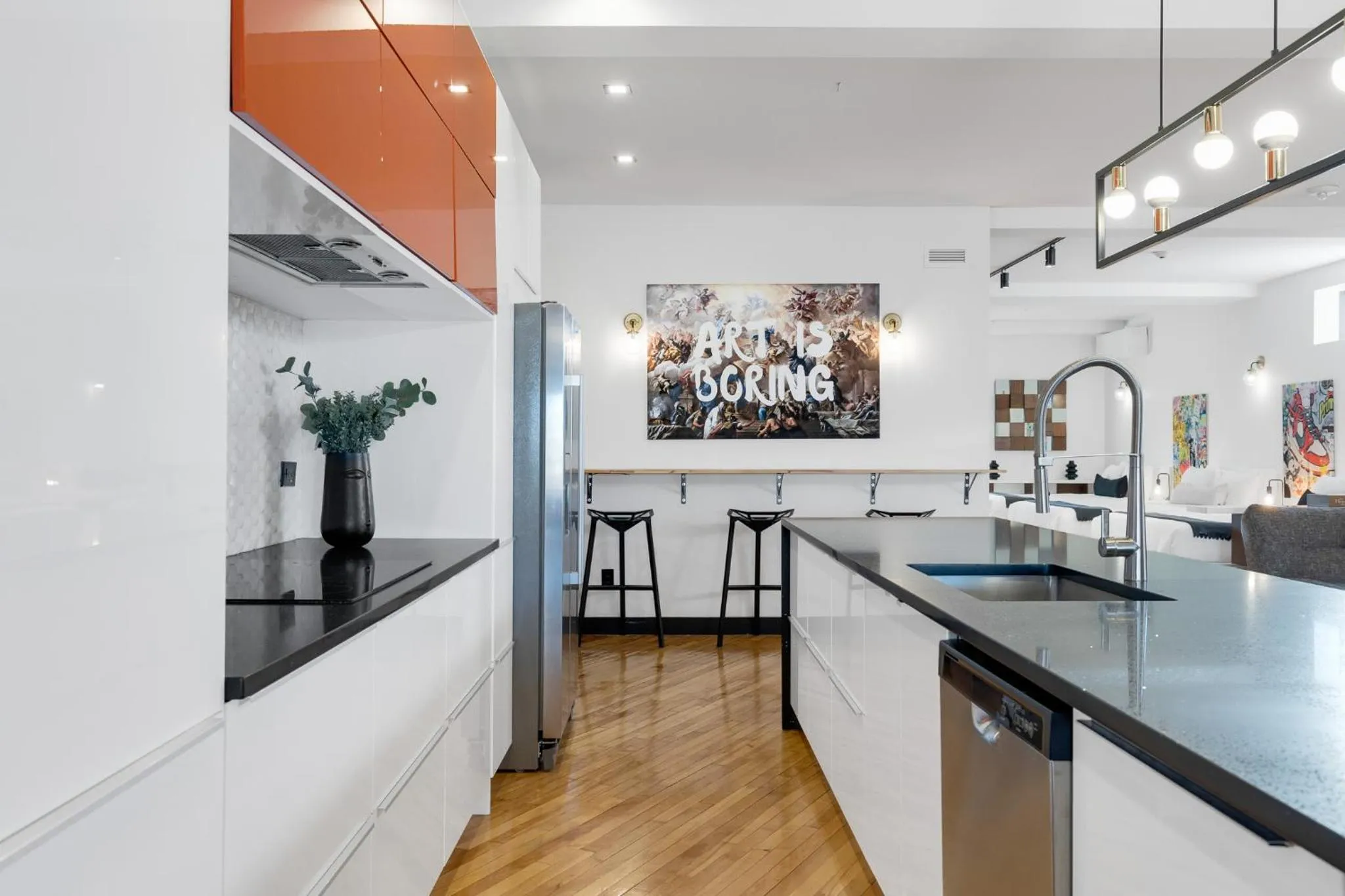 Kitchen or kitchenette in LiV MTL Plaza