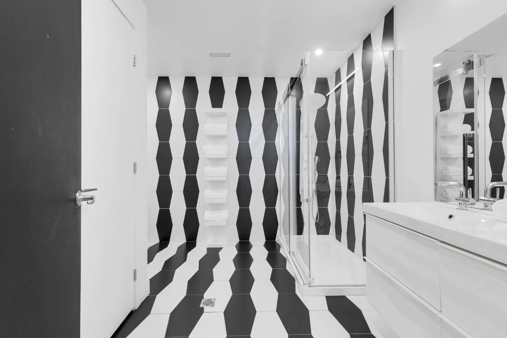 Shower in LiV MTL Plaza